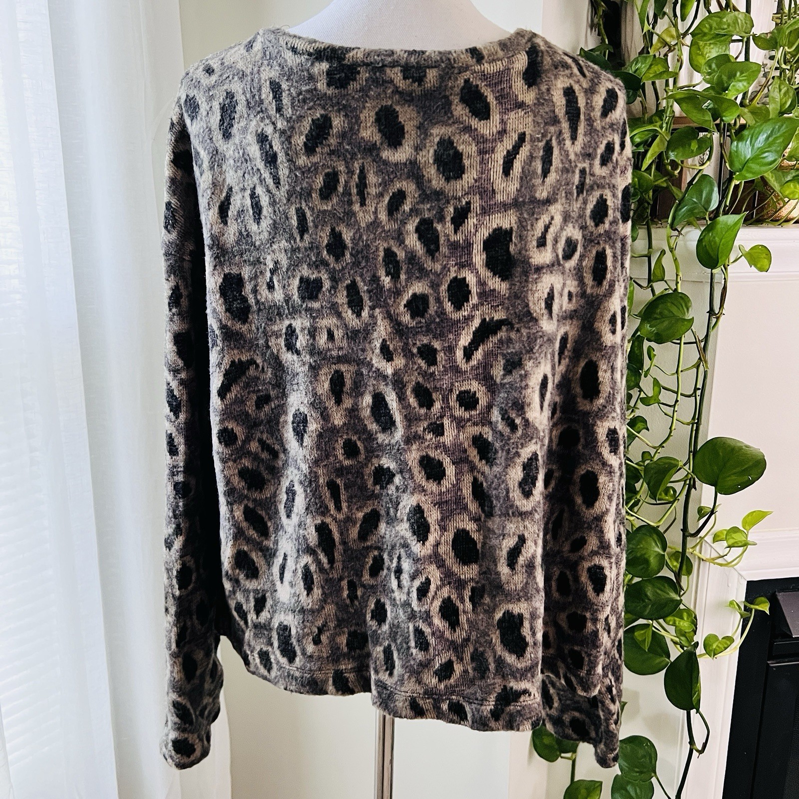 ZARA Gray Funky Animal Print Super Soft Cozy Stretchy Sweater – Size Medium