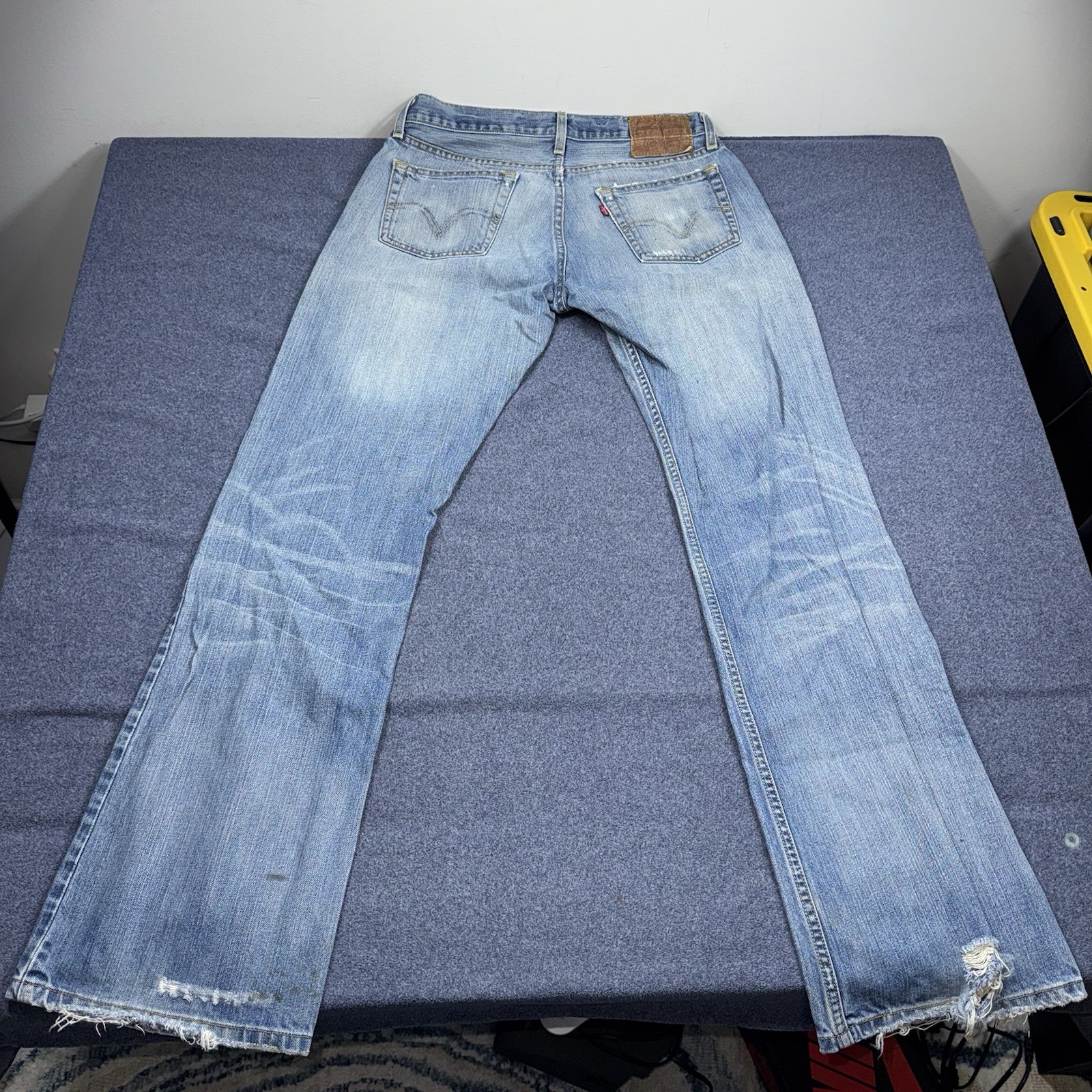 Y2K Vintage Distressed Levi’s 527 Low Boot Cut Men’s Jeans Medium Wash 32×34