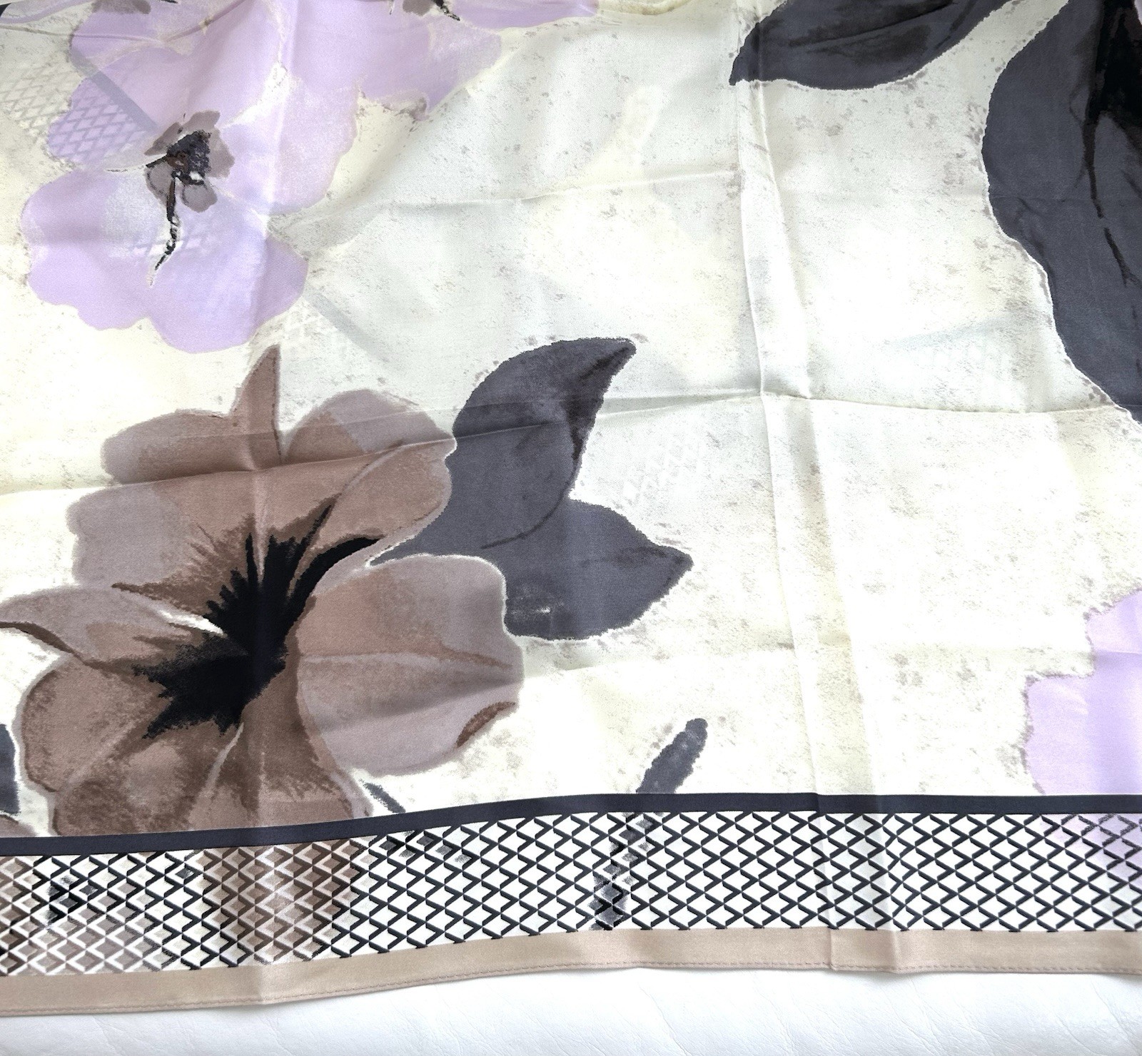 Vince Camuto Lavender Beige Black Silk Scarf NWOT 34 x 64 Inches