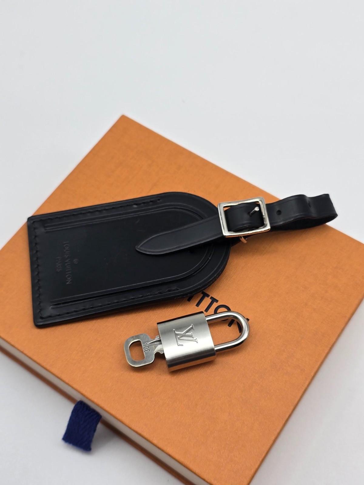 Authentic Louis Vuitton Black Luggage Tag Silver LV Padlock Key & Box