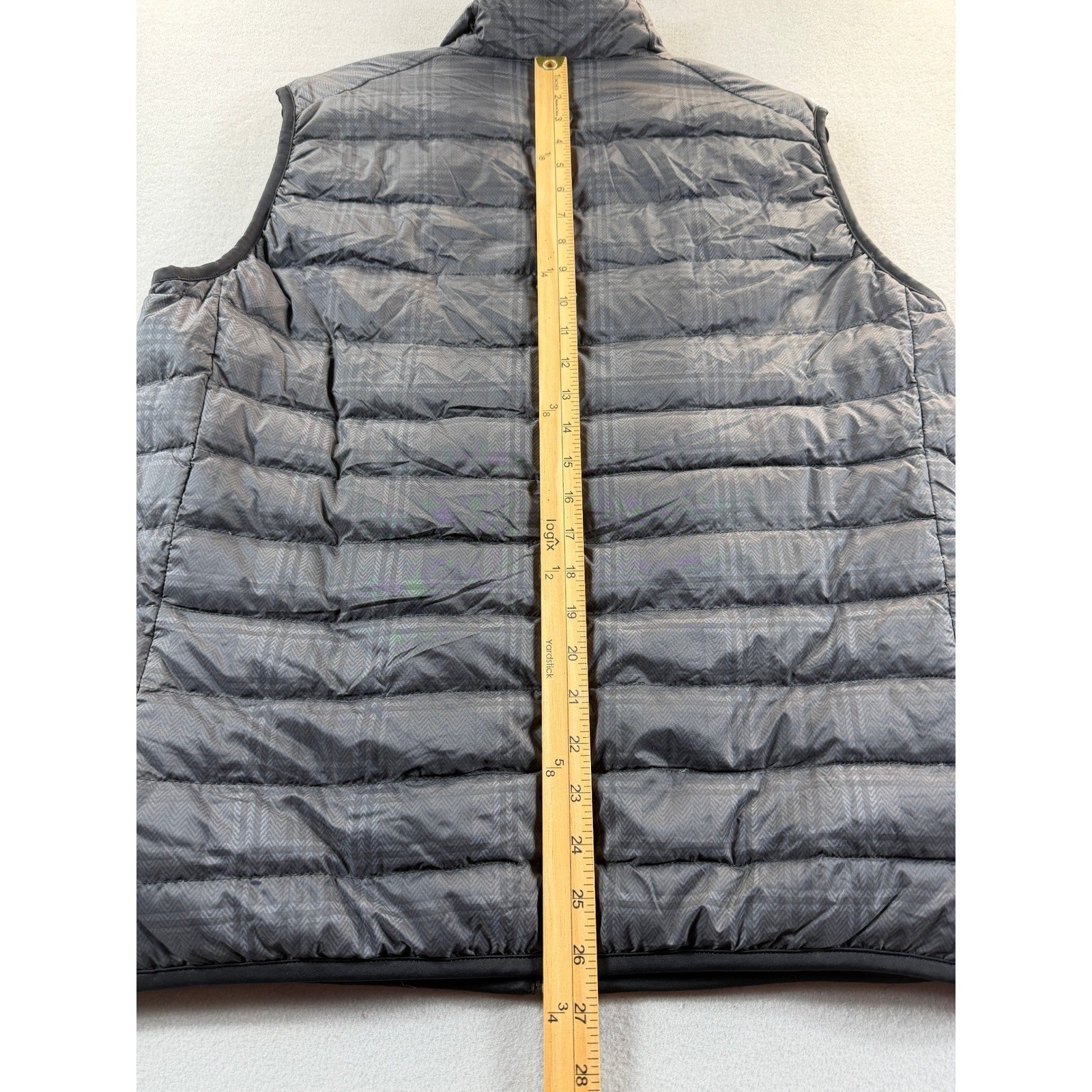 Uniqlo Puffer Vest Mens Large Gray Herringbone Plaid Ultra Light Down Sleeveless