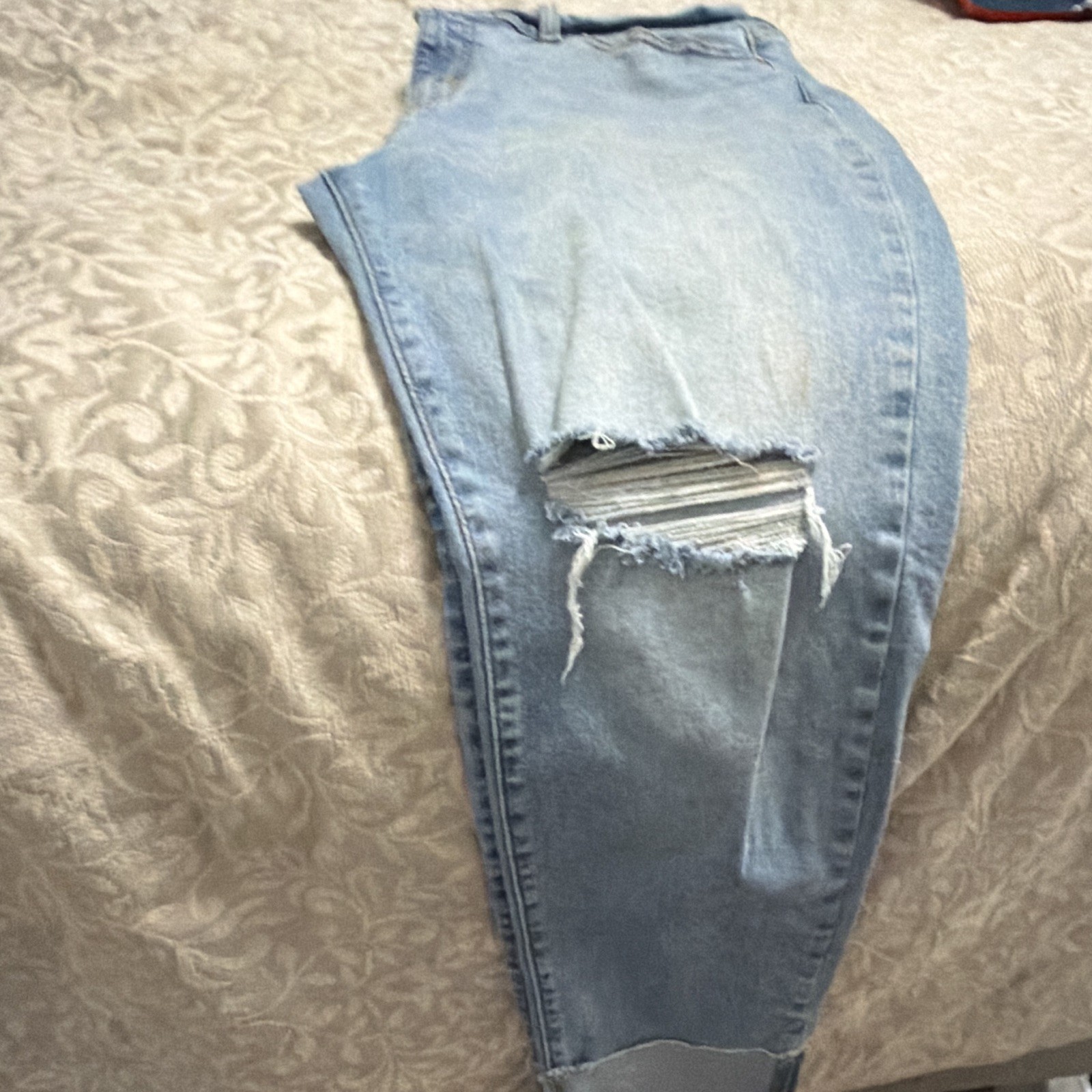 Levi’s Women’s Boyfriend Blue Denim Jeans Solid Light Wash Distressed 5-Pocket