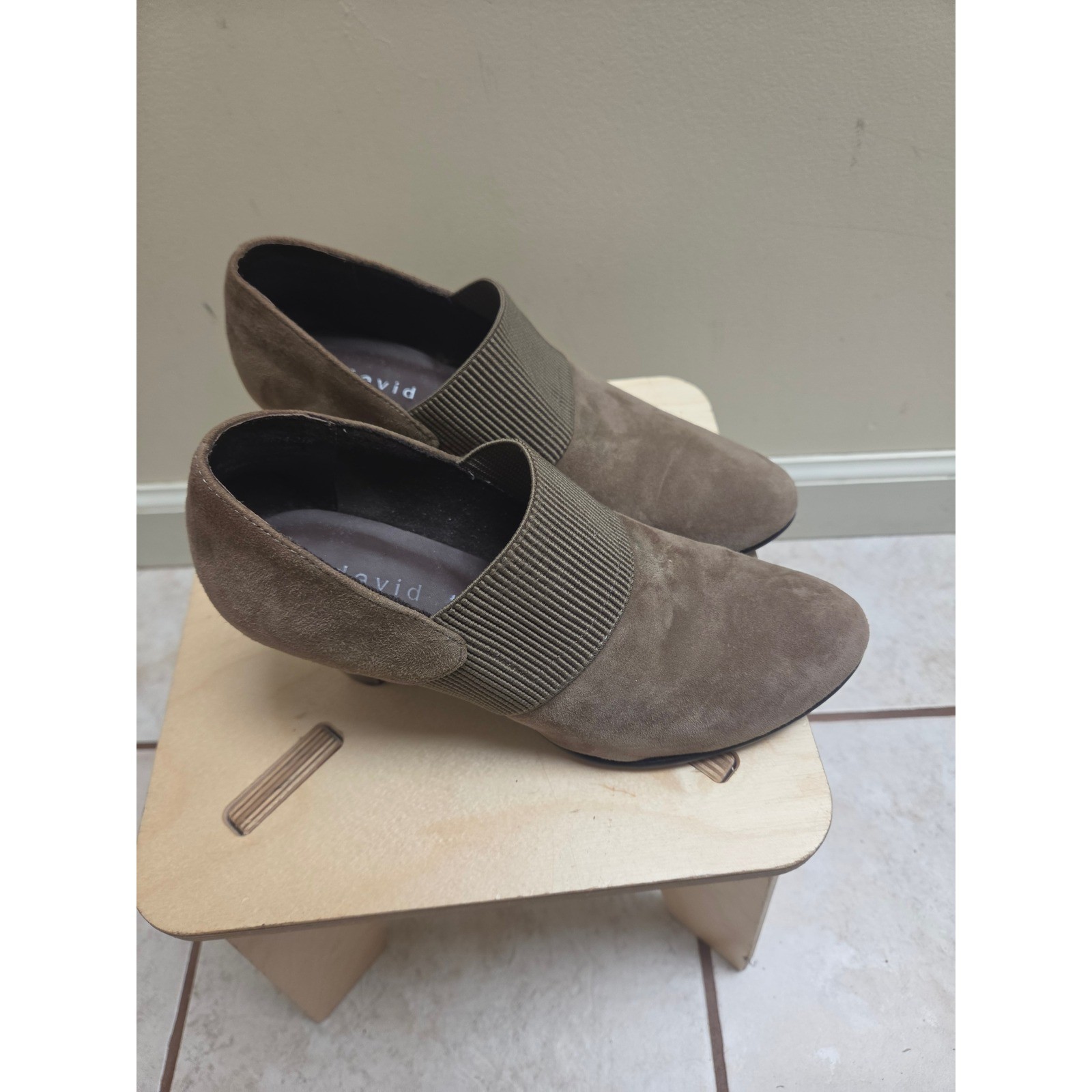 David Tate Womens Taupe Suede Elastic Gore Slip On Stacked Heel Pumps Size 5.5