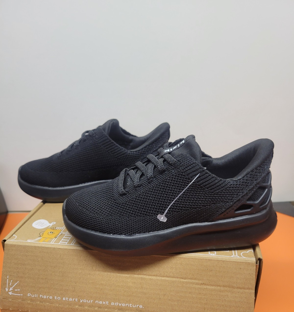 KIZIK ATHENS KIDS BLACK HANDS FREE SNEAKERS 11C NEW IN BOX
