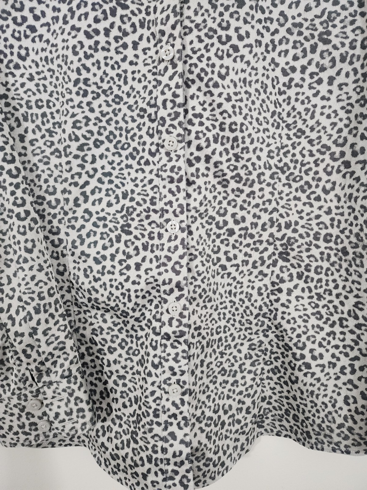 Chicos Womens 1 US MED No Iron Cool max button up Neutral Animal Print leopard