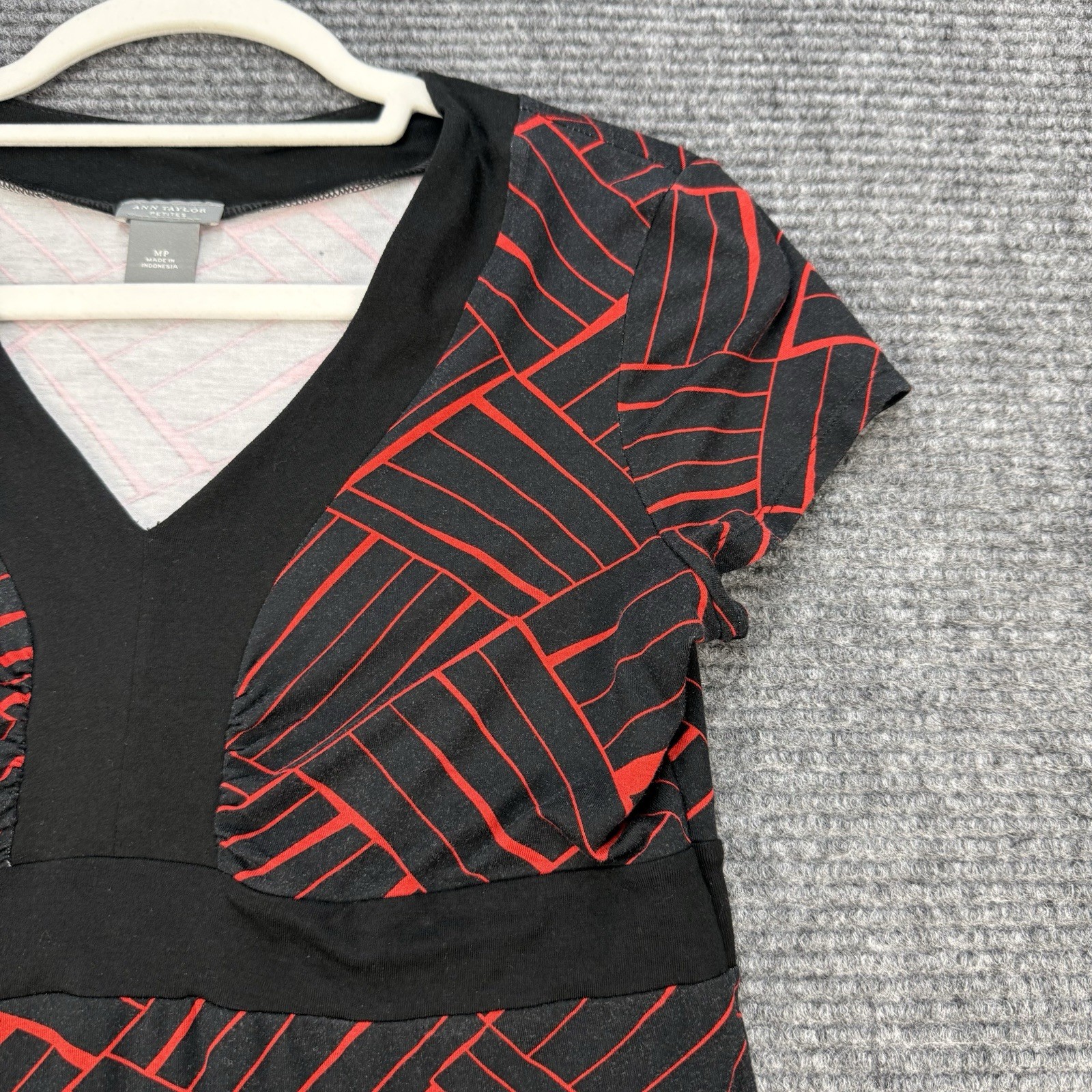 Ann Taylor Petite Medium V Neck Top Black Red Print Short Sleeve Stretch