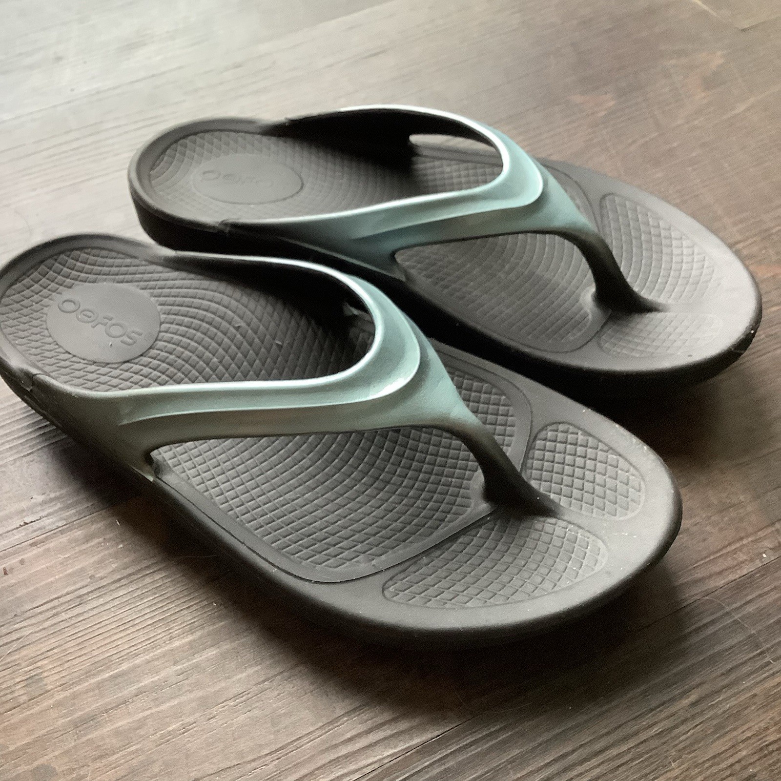 OOFOS OOlala Luxe Thong Flip Flop Sandal Women Size 8 Iridescent