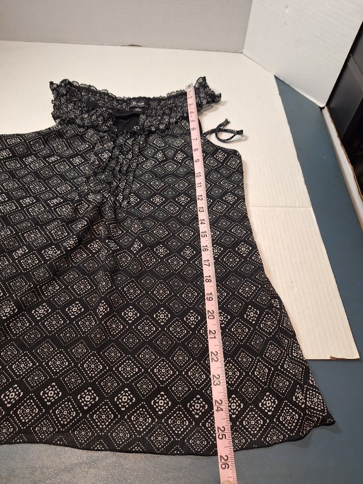 B- Wear Woman’s Sleevless Blouse Size L Lined Polyester