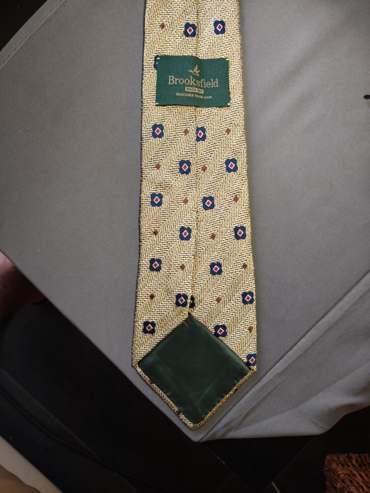 Brooksfield – Solid Color Silk Geometric Pattern Tie Made in Italy