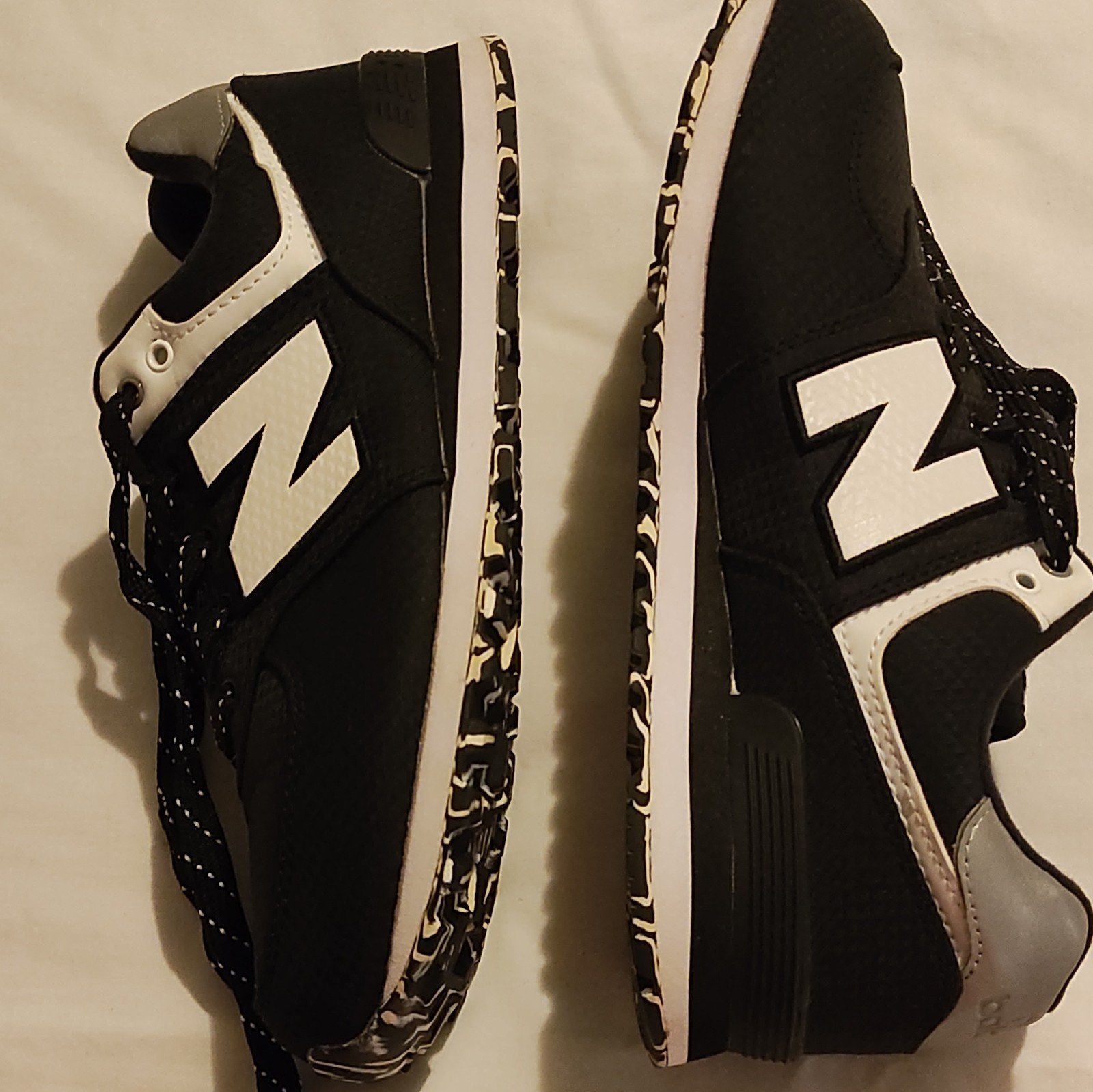 New Balance 574 Black/White/Gray Low Top Men’s Lace-Up Sneakers GC574WM2