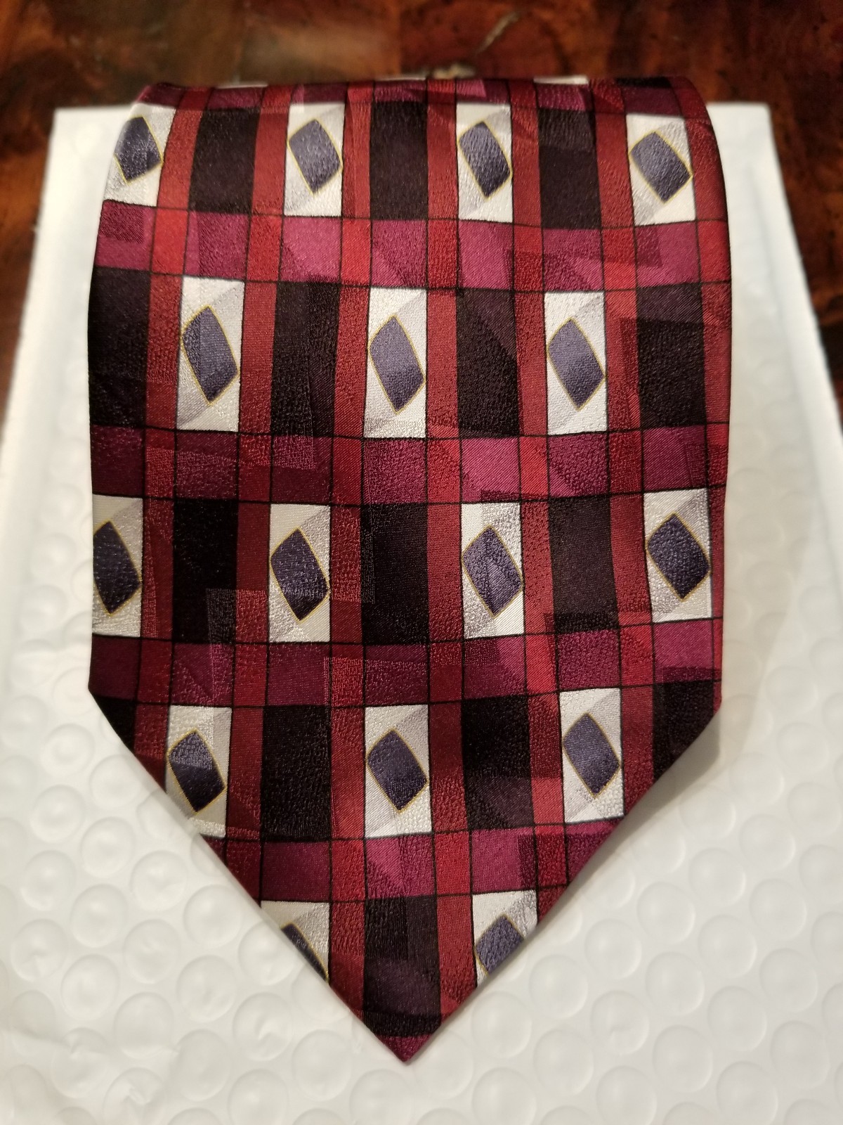 Elevate your style! Facets Silk Tie – Maroon & Grey Perfect for Any Occasion!