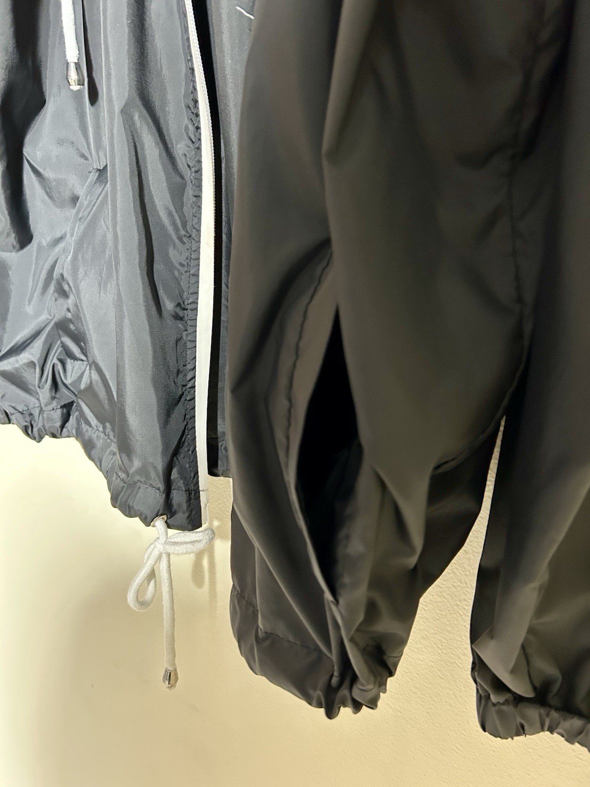 Windbreaker Jacket LG Black & White Lightweight With 2 Front Pockets & Zip Front