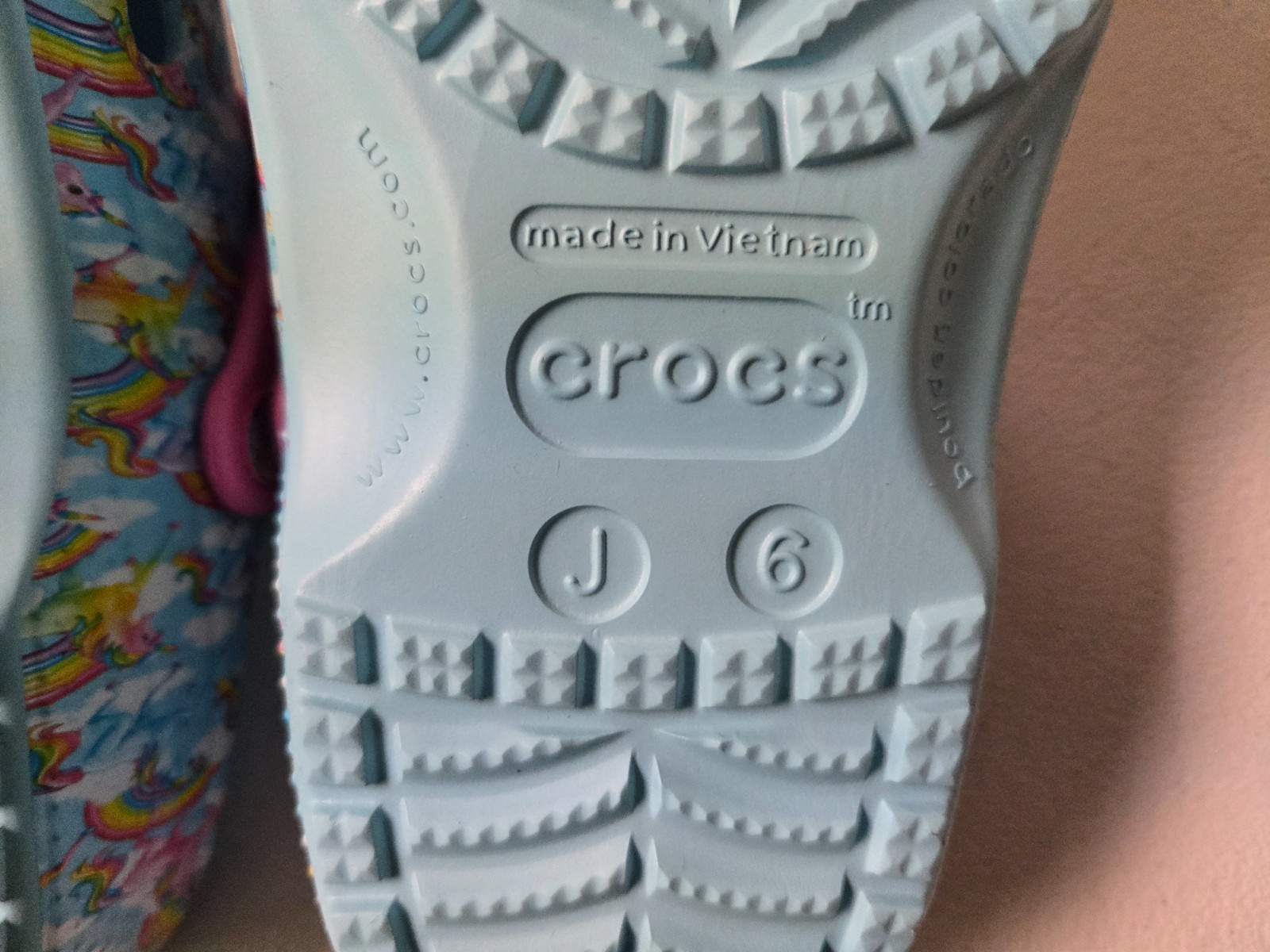 Lisa Frank Crocs Junior Youth Rainbow Unicorn Size Junior J6 – 9.5″ Blue Purple