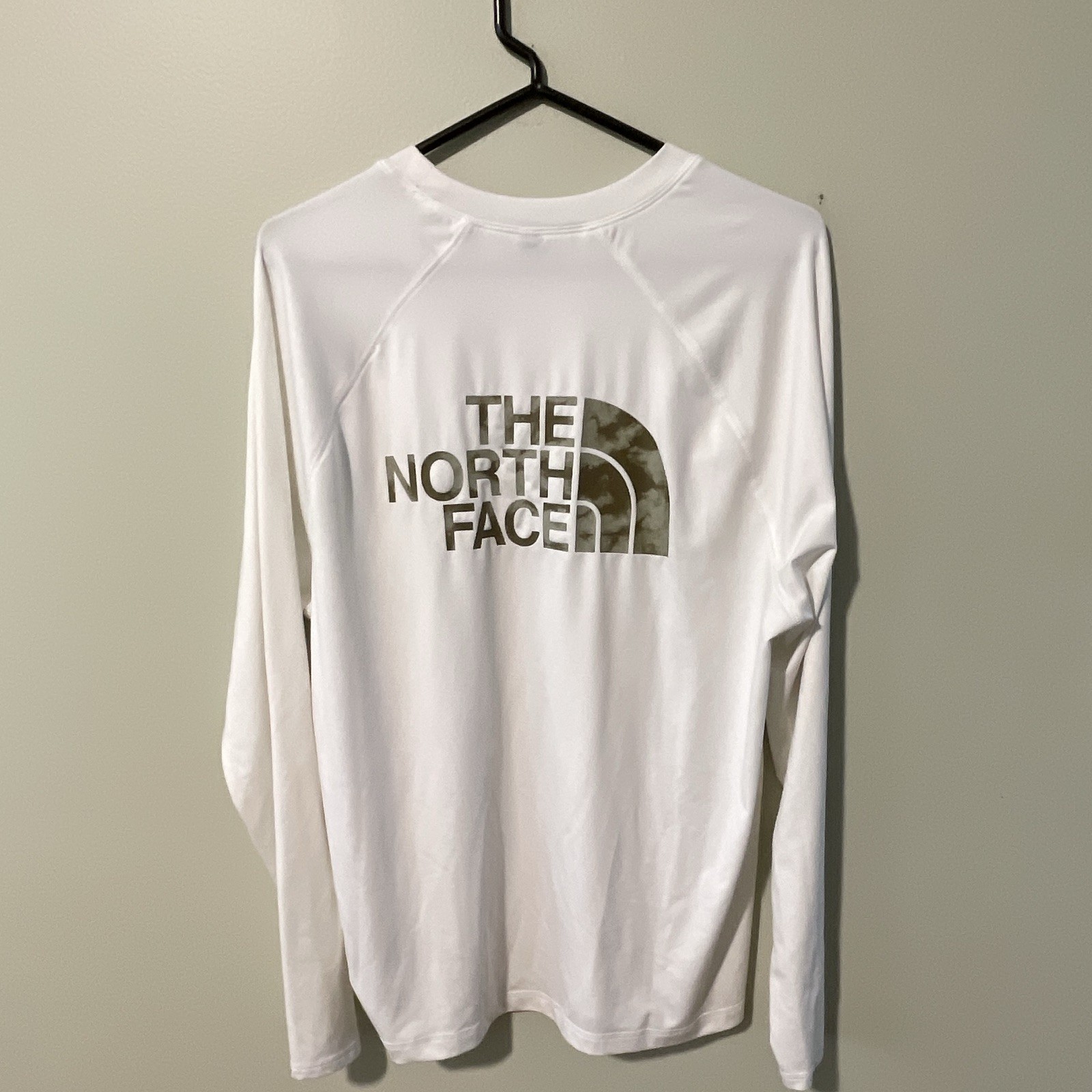 The North Face Men’s L White Long Sleeve Crew Neck Logo Raglan T-Shirt