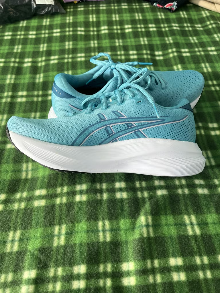 EUC ASICS Gel-Excite 11 with Amplifoam – Women’s size 8.5