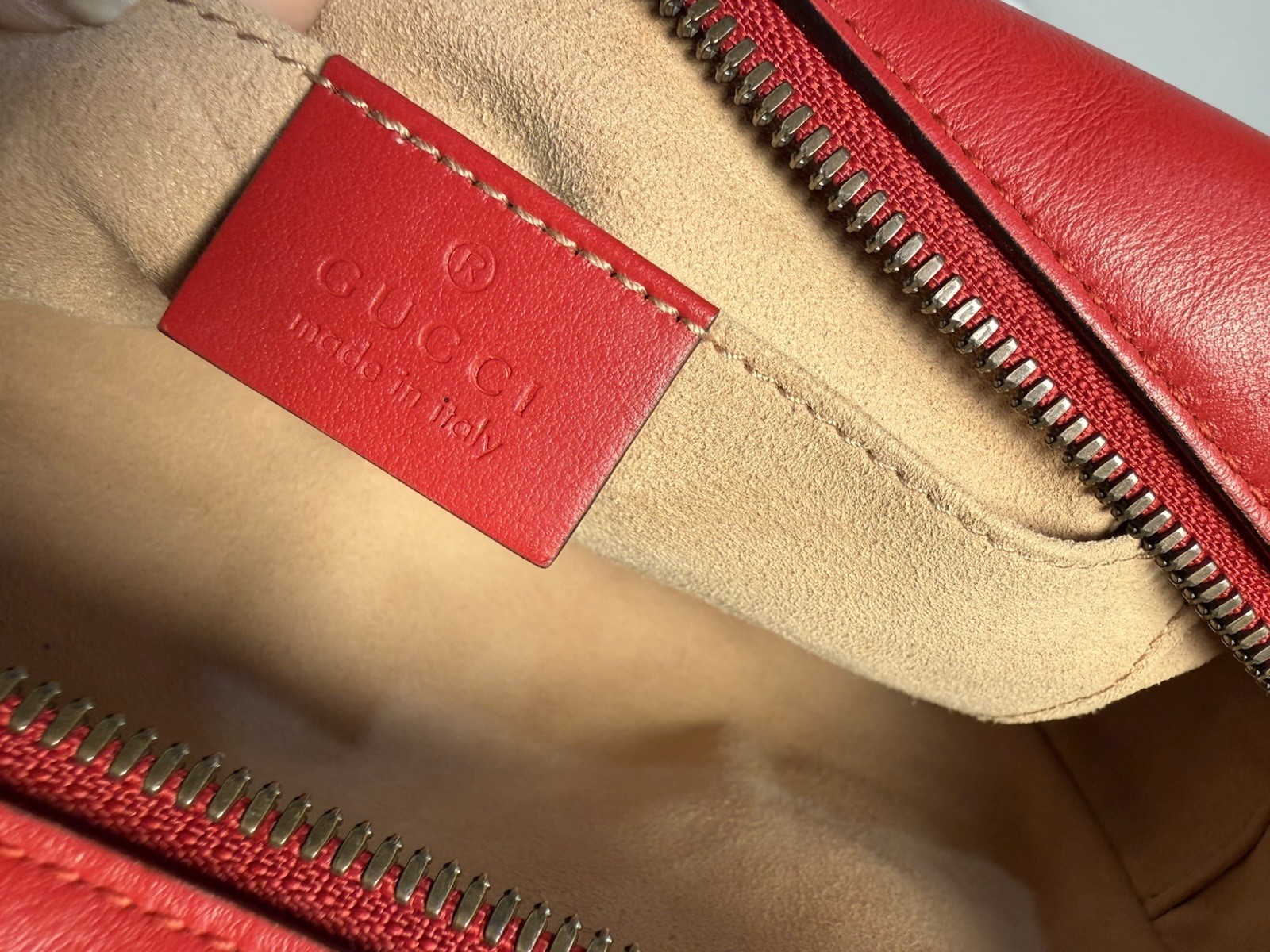 Gucci GG Marmont Red Matelasse Chevron Quilted Logo Zip Gold Chain Strap
