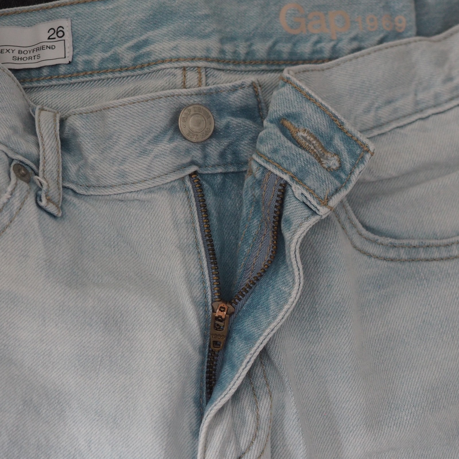 Gap 5″ inseam denim shorts frayed cut hem light blue mid rise Size 26 waist 30″