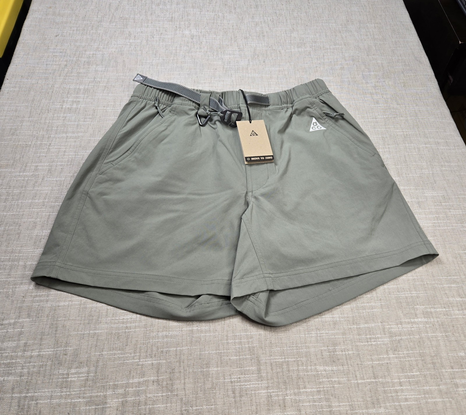 NIKE ACG Hiking Shorts Medium Mens Green Stucco Above The Knee Length Loose Fit