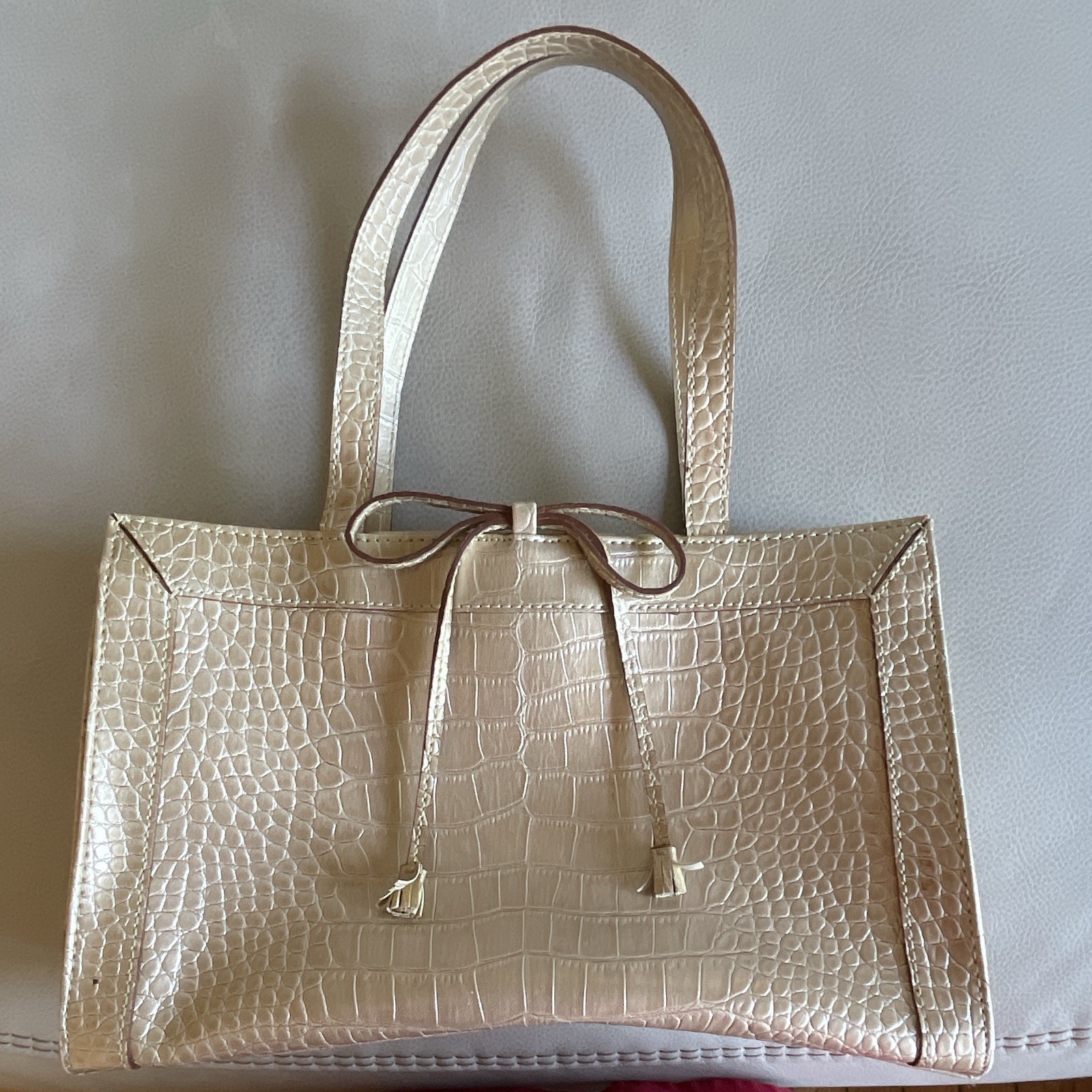 Liz Claiborne Beige Croc Embossed Tote Bow Detail Gold Hardware Zip Closure
