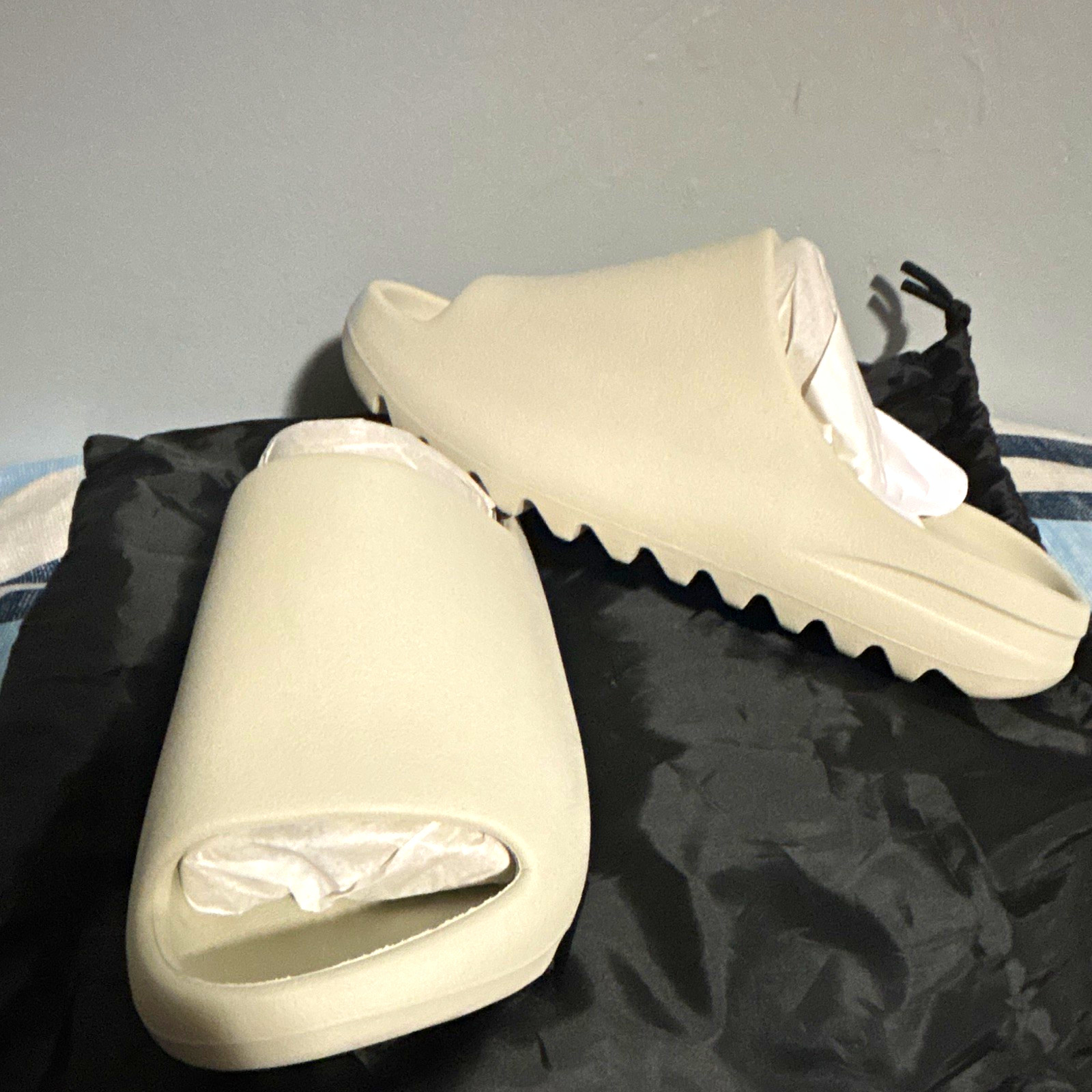 Yeezy Slides Men’s Cream Rubber Slide Sandals Open Toe Slip On Logo US 9