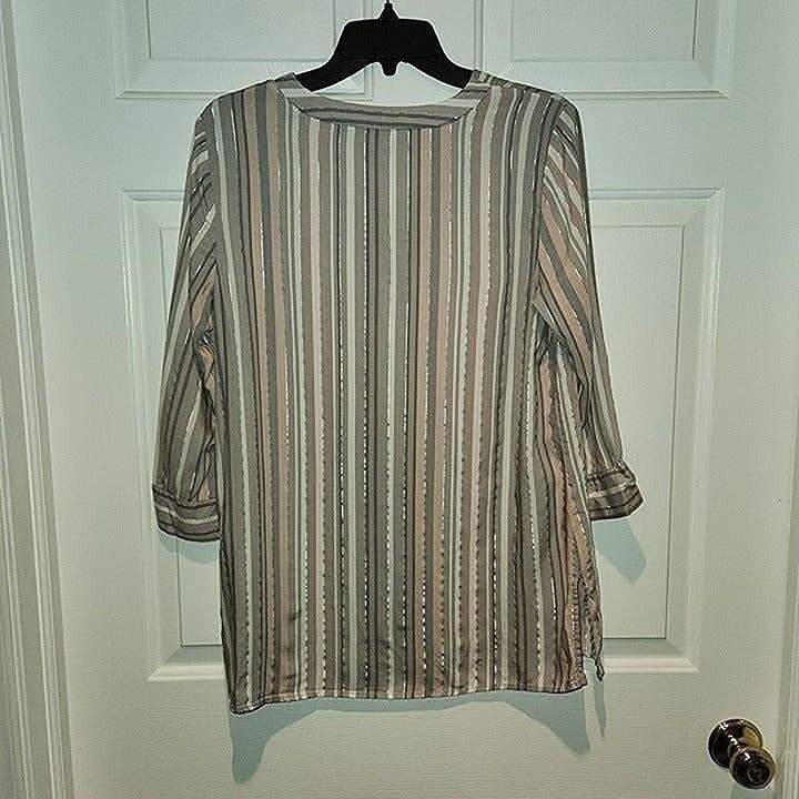Women’s sz M Liz Claiborne Blouse White Pink Gray Stripe with Silver Threads