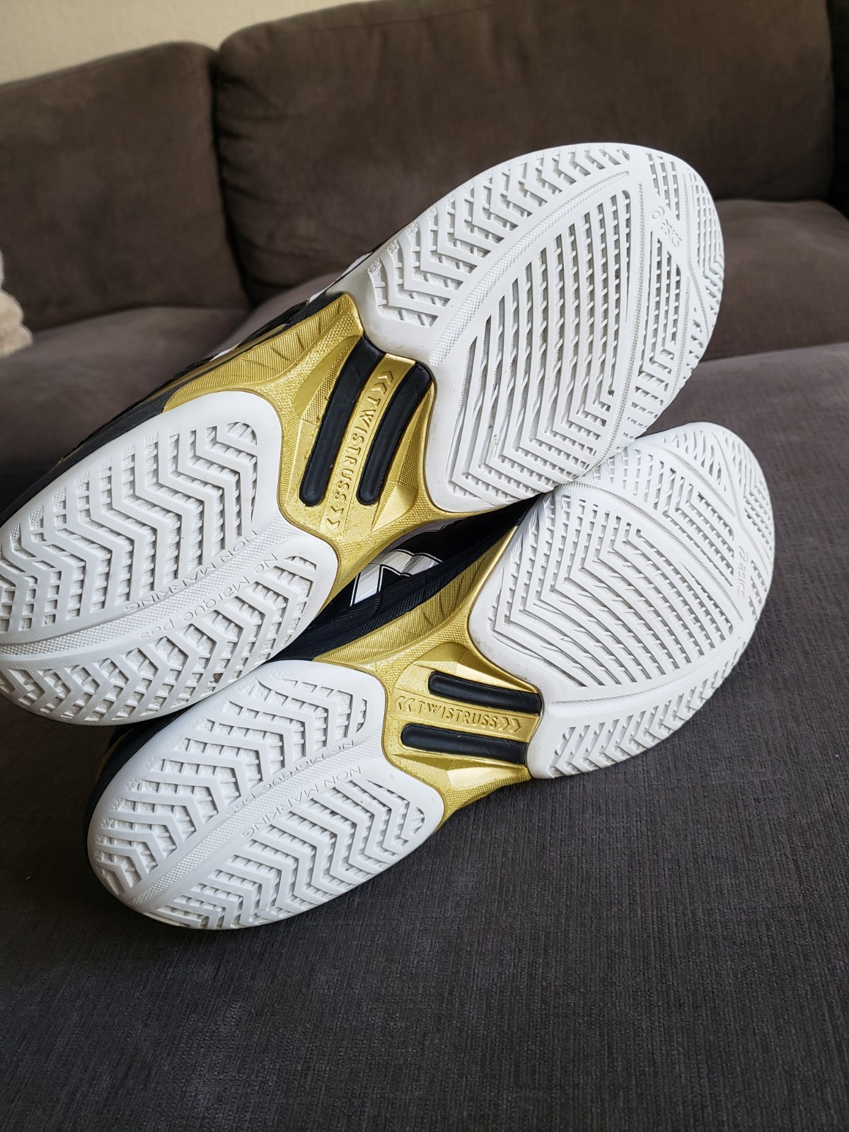 Size 13 – Asics Men’s Sky Elite FF Black Gold Volleyball Shoes Mid Top READ DESC