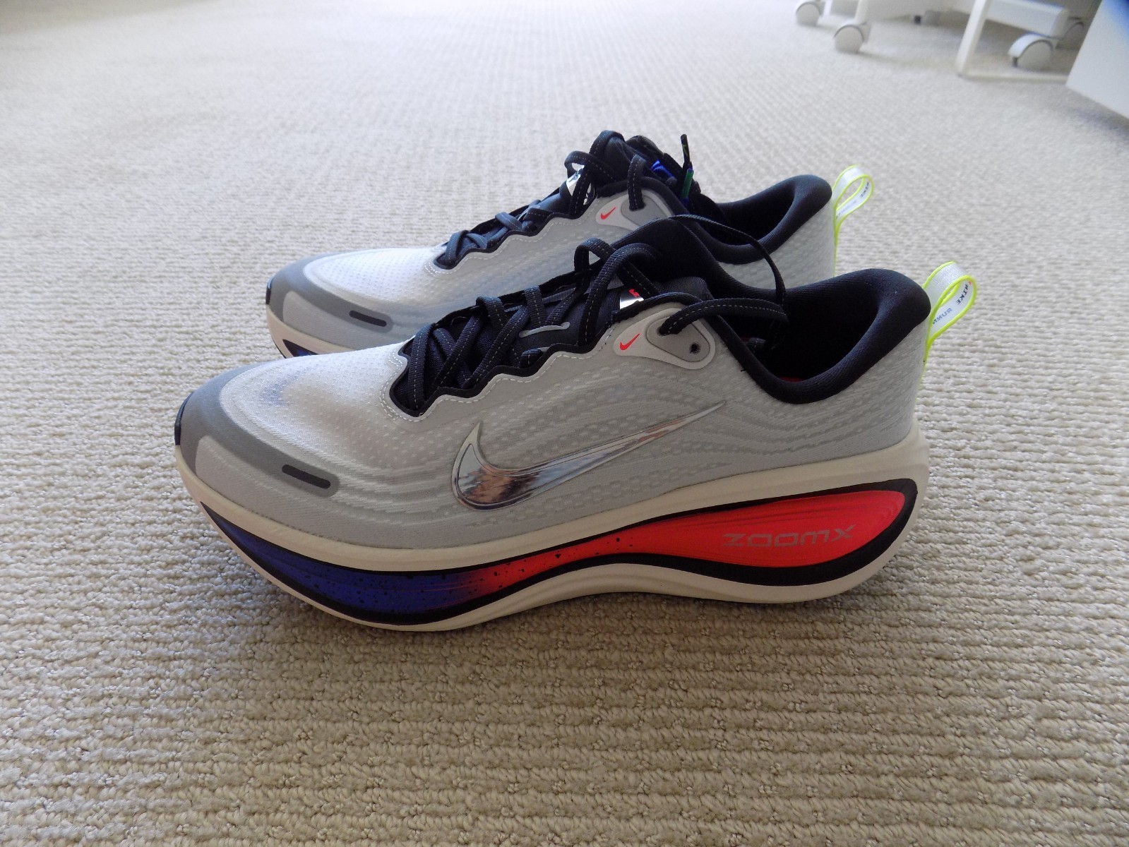 NEW MENS 9 9.5 10 NIKE VOMERO PLUS ROAD RUNNING SHOES WHITE BLACK BLUE IR2984