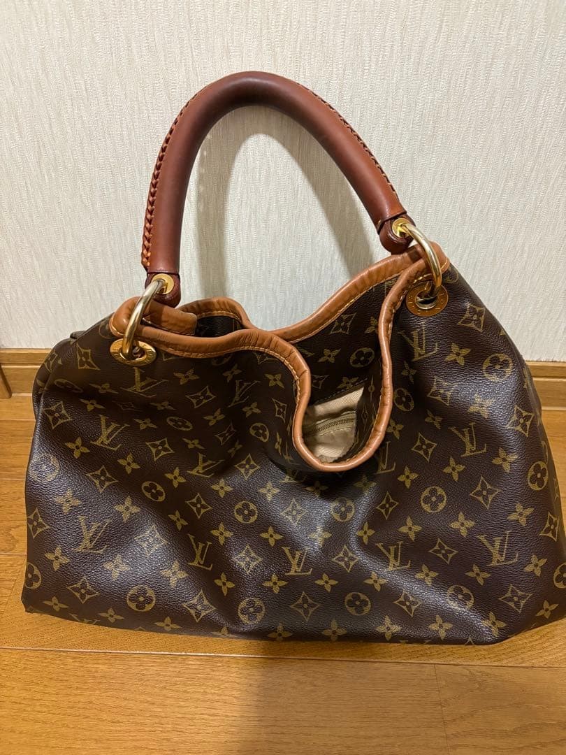 Authentic Louis Vuitton Monogram Artsy MM M40249 Shoulder Bag
