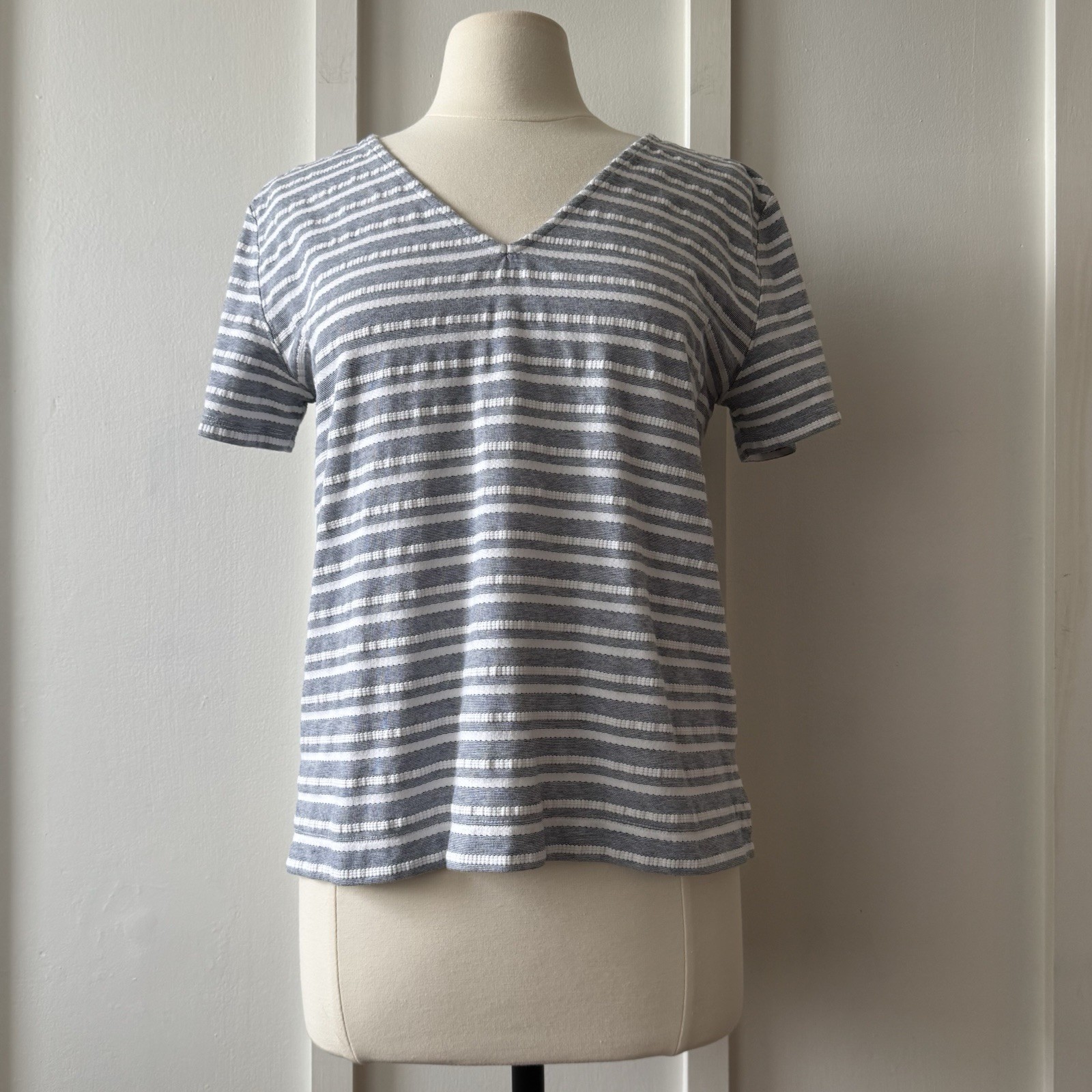 Loft Blue/Gray And White Textured Stripe V-Neck Tee Size Medium