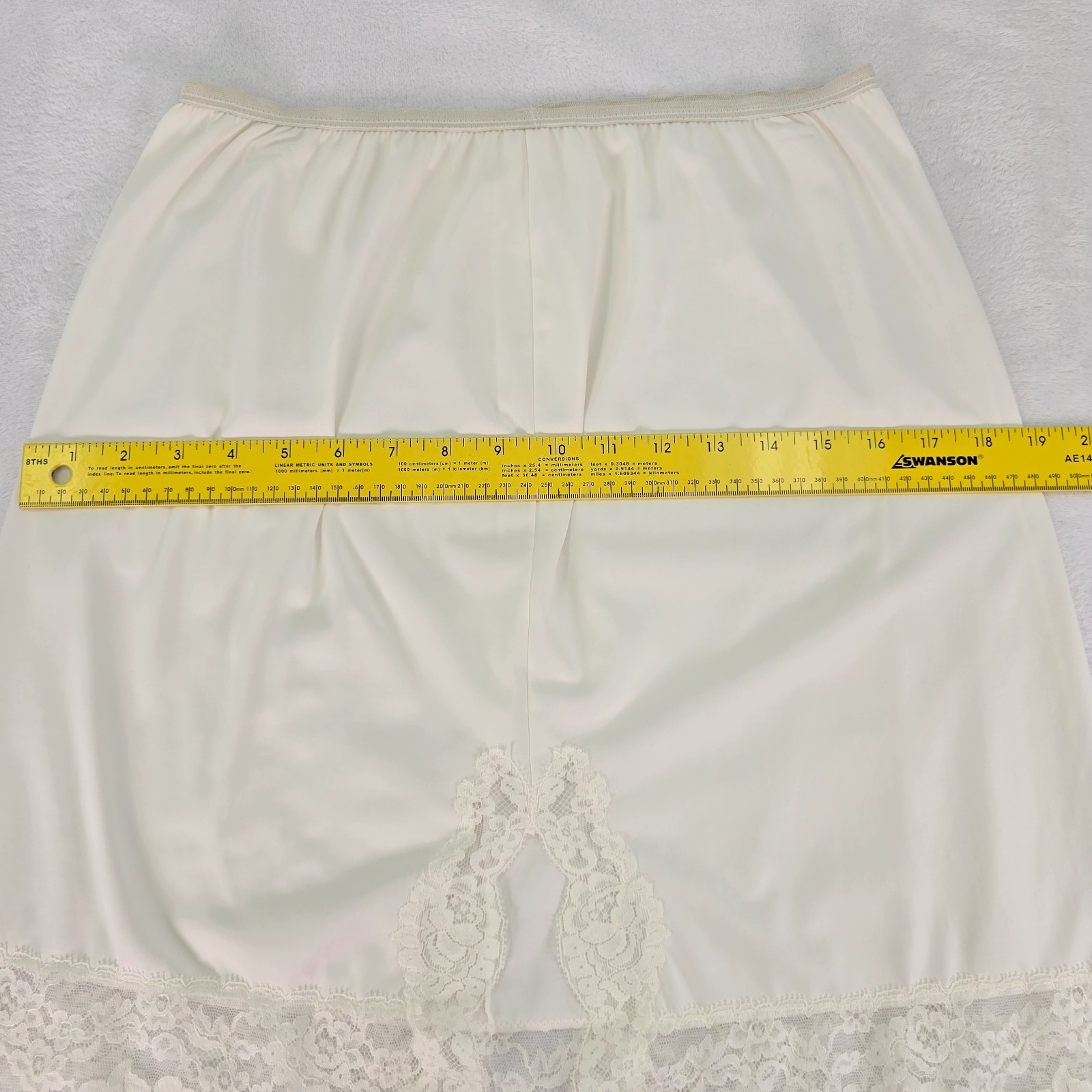 Vintage White Nylon Half Slip Wide Lace Trim Size M Kick Pleat 20.75″ Long