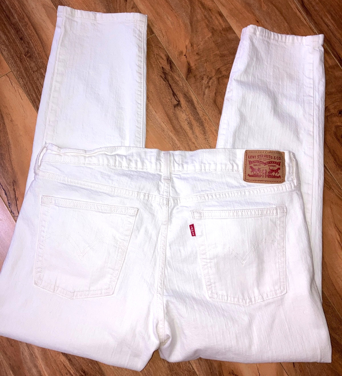 Levis Boyfriend Cut Woman’s White Cotton Elastane Cropped Jeans Size 30 or Sz 10