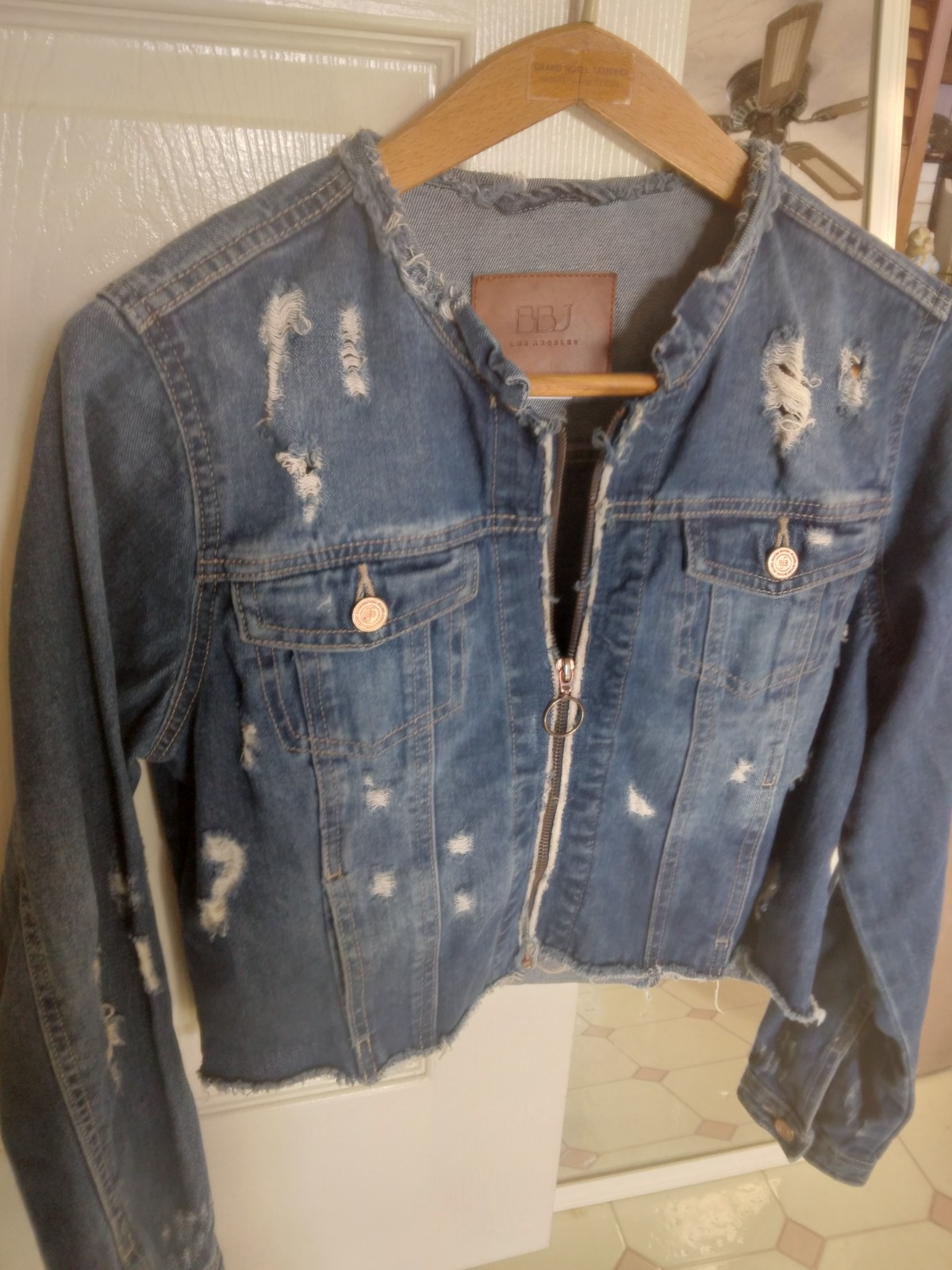BBU Los Angeles size L distressed Lt. wash blue jean jacket zipper front