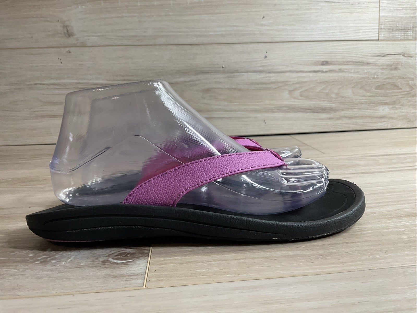 OluKai Women’s Purple Thong Sandal Flip Flops Black Sole Size 8 Synthetic Rubber