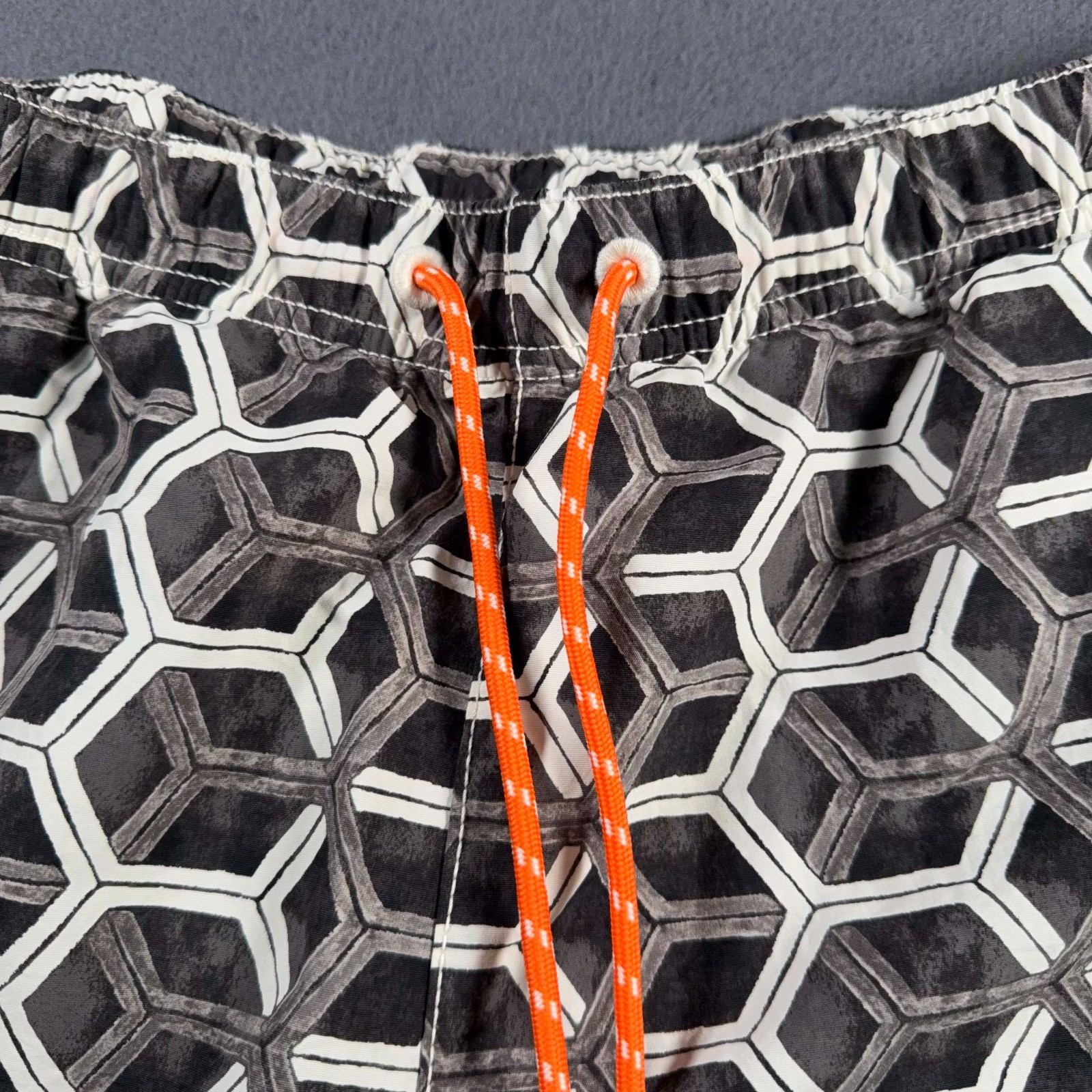 Tommy Bahama Gray/Blk Geo Print Swim Trunks Shorts Mens Large L 34 Relax Model
