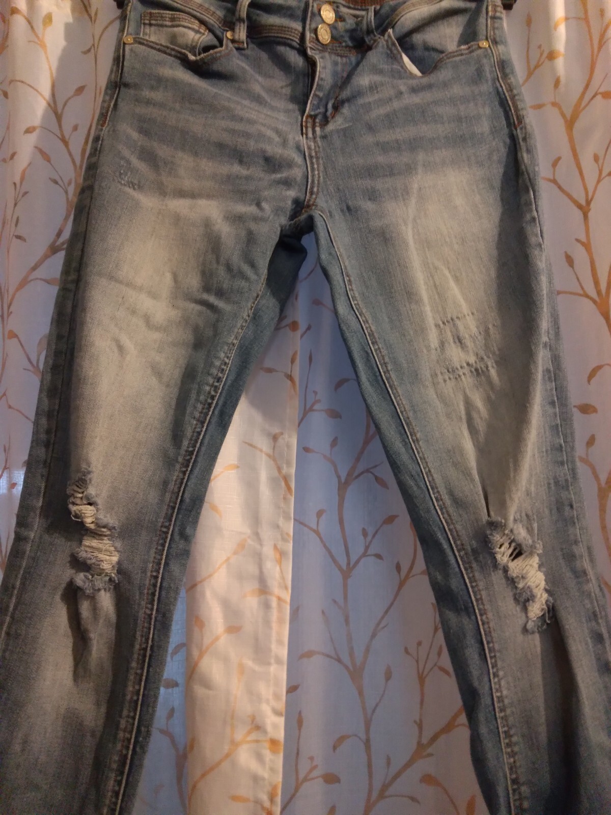 INDIGO REIN size 9(29) L 27 Med Light Wash Distressed Skinny Jeans