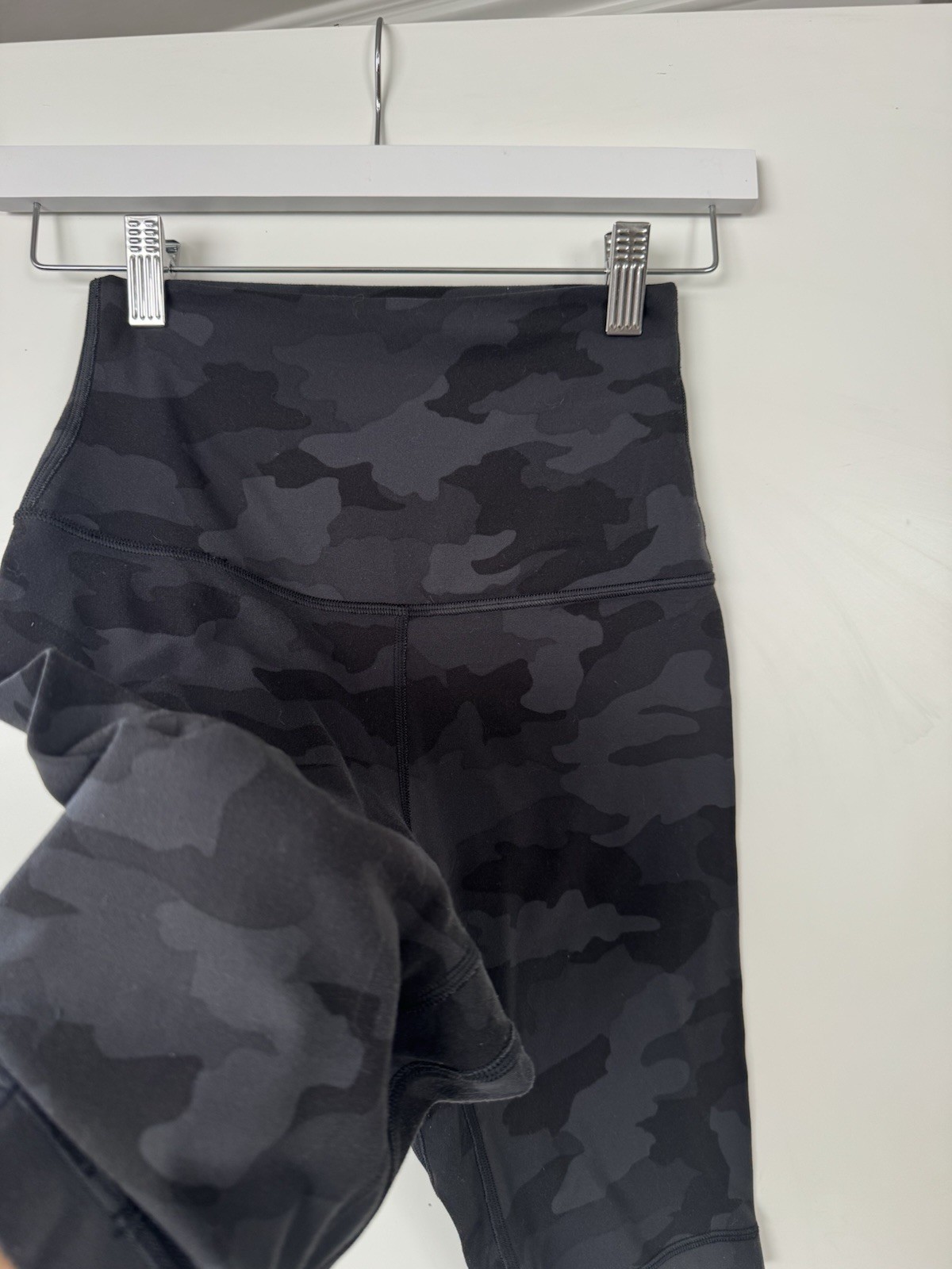 Lululemon Align High Rise Bike Shorts Black Gray Camo Women’s 4 Yoga Athletic