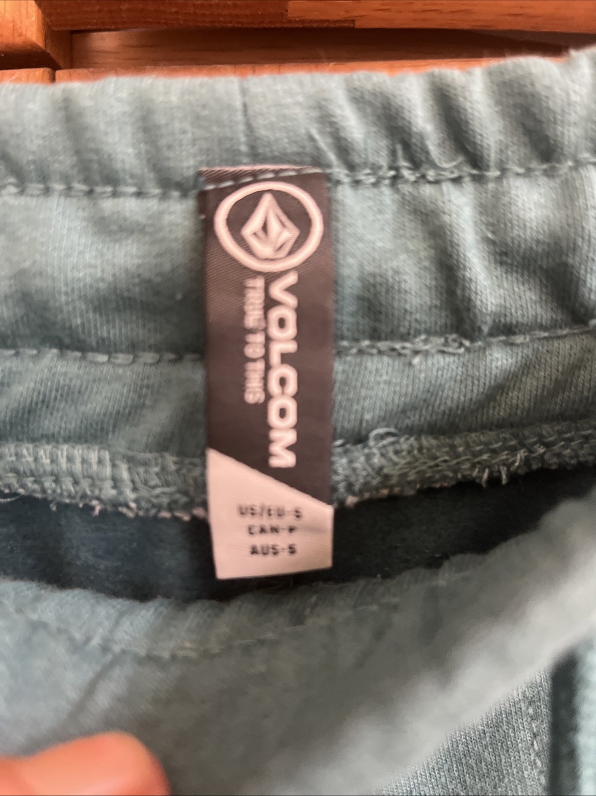 Volcom True to This Green Fleece Drawstring 10″ Inseam Shorts Men’s Size Small