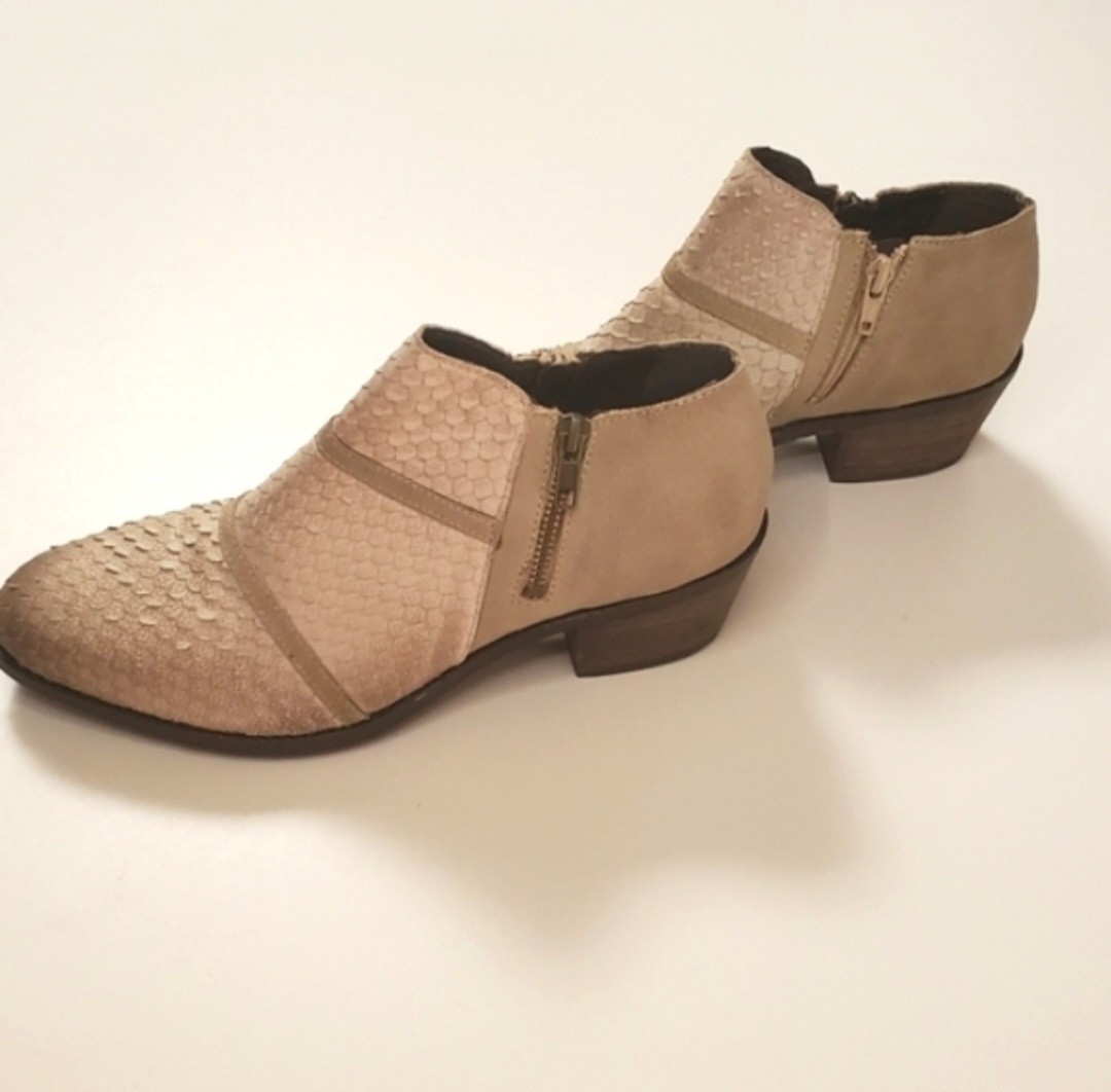 CHARLES BY CHARLES DAVID “Farren” Sand Leather Ankle Booties SZ 9.5 BRAND NEW!