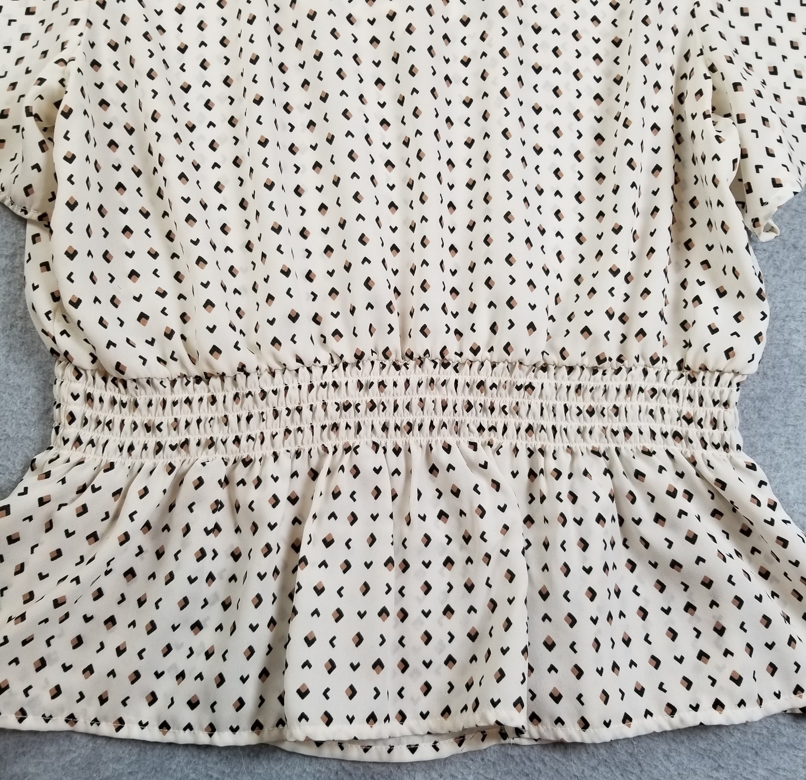 A.U.W Top Women’s Extra Large XL Multicolor Geometric Short Sleeve Sheer Scoop