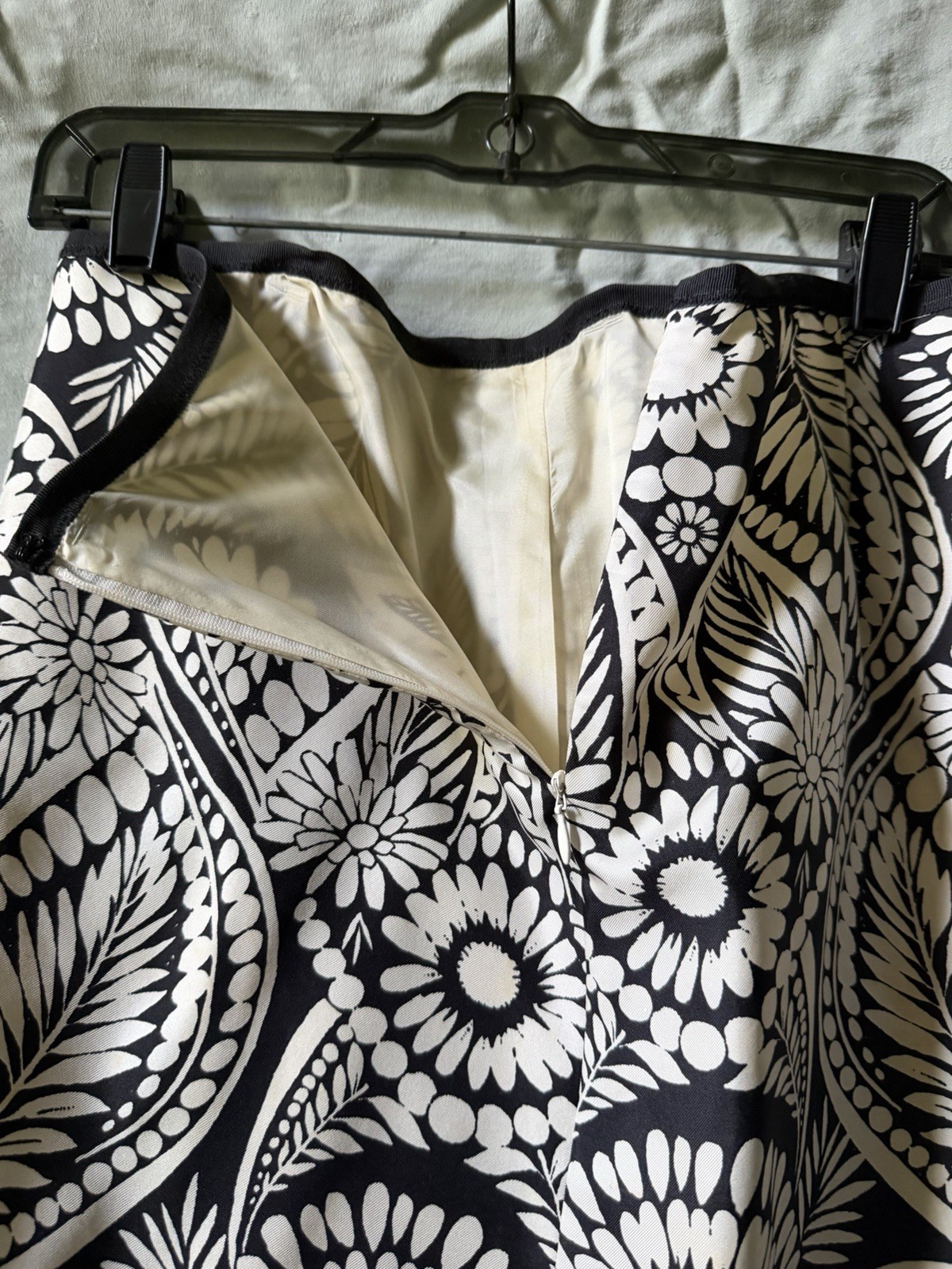 Black And White Size 4 Banana Republic Silk Above The Knee Skirt