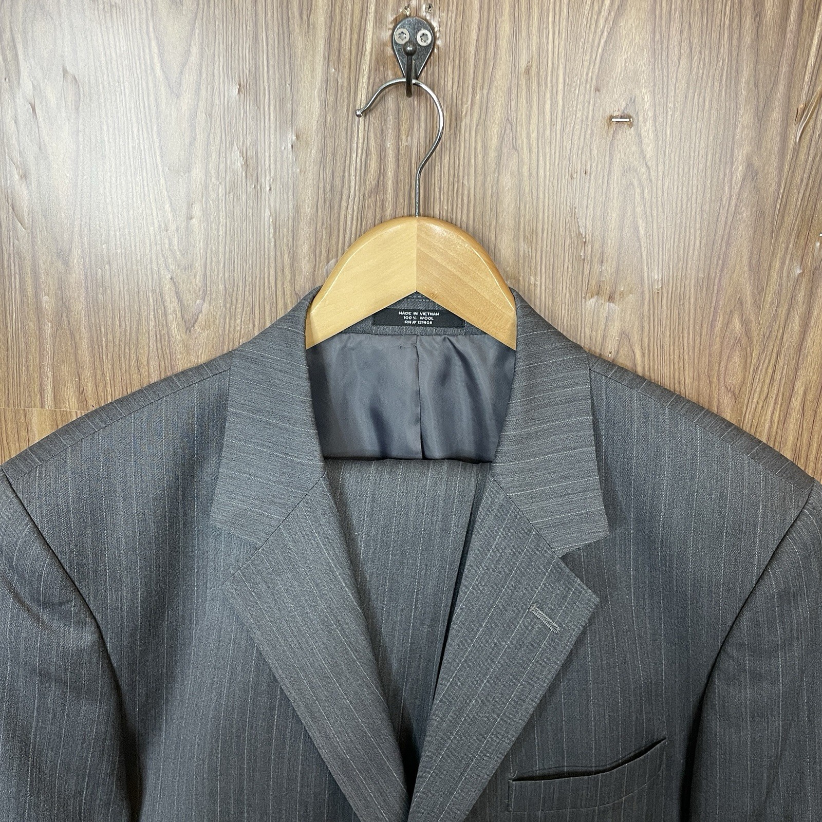 Lineage 2 Piece Suit Mens 44R 38×28 Gray Striped Wool Three Buttons Pants