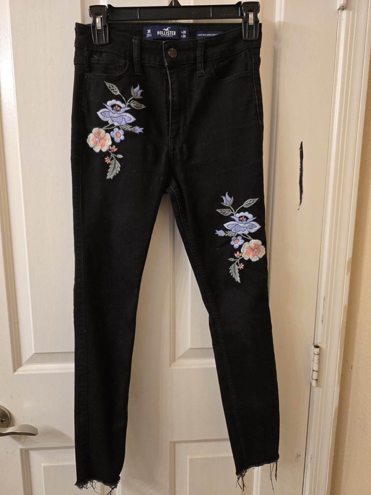 Hollister Women’s High Rise Super Skinny Crop Jeans Black Floral Embroidered 26