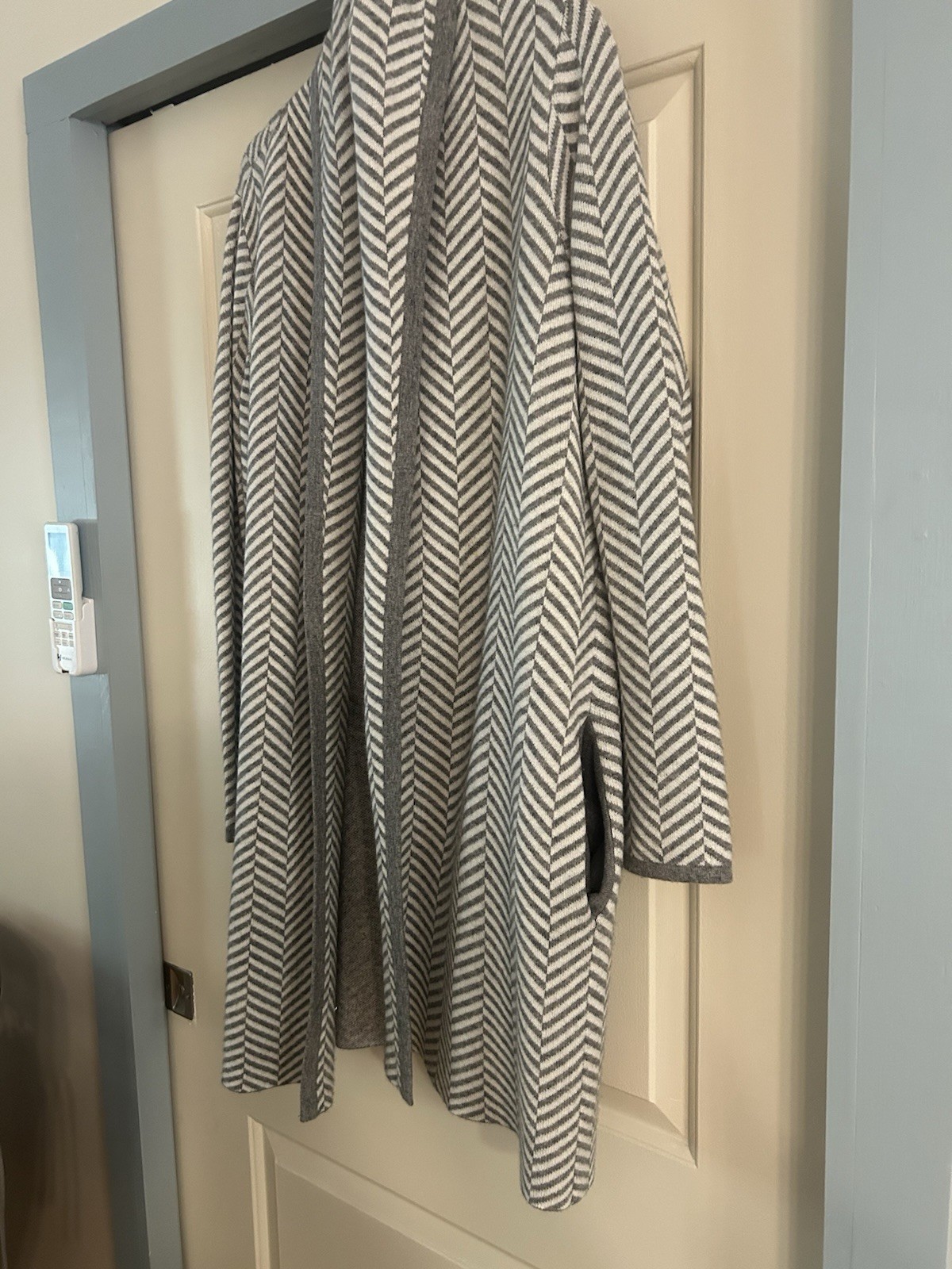 Ann Taylor Herringbone Open Front Coatigan Lightweight Mid-Length Gray White M