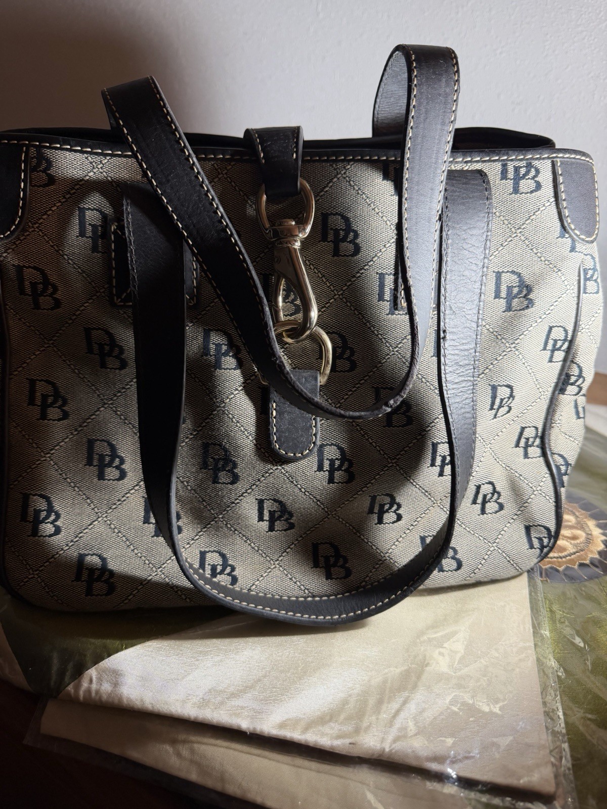 Dooney & Bourke Women’s Beige/Navy Logo Tote Zip Gold Pink Lined