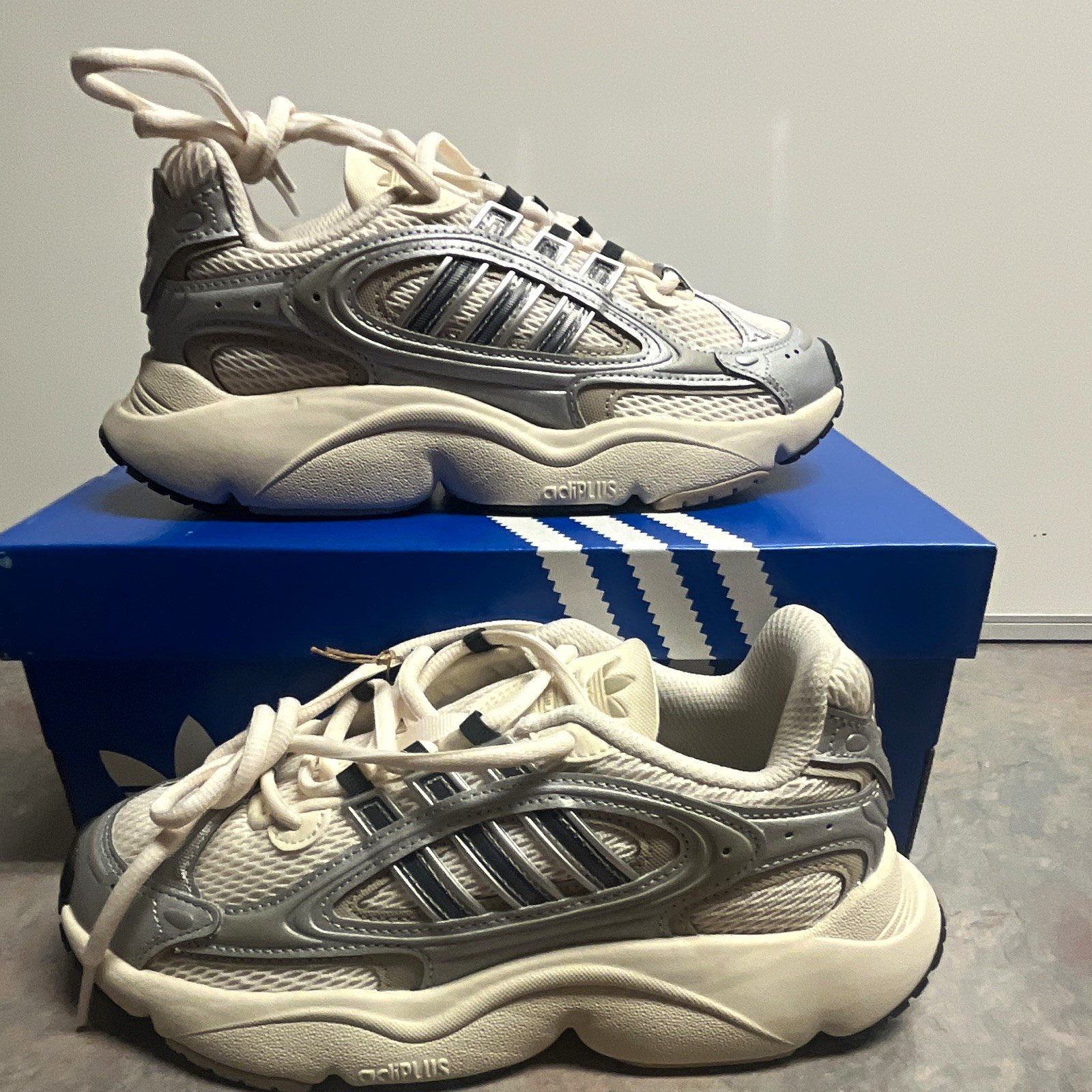 New adidas Ozmillen W Chalk White Carbon Size 5.5 Women Read Box Condition