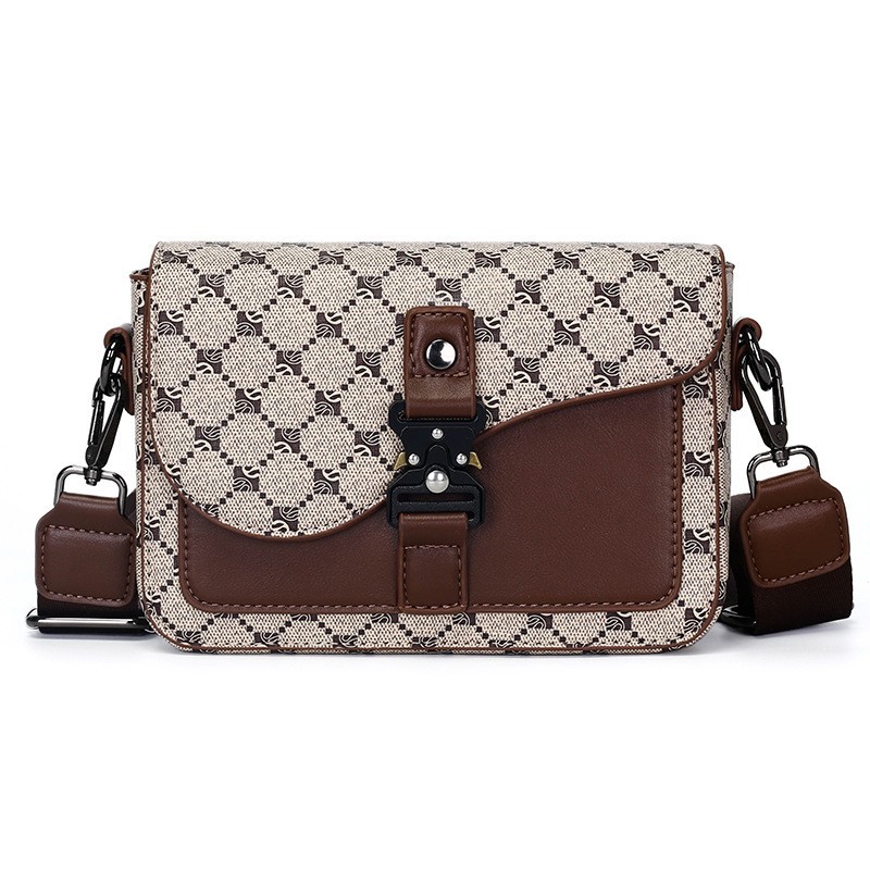 Stylish men’s crossbody bag featuring a fine texture and attractive design