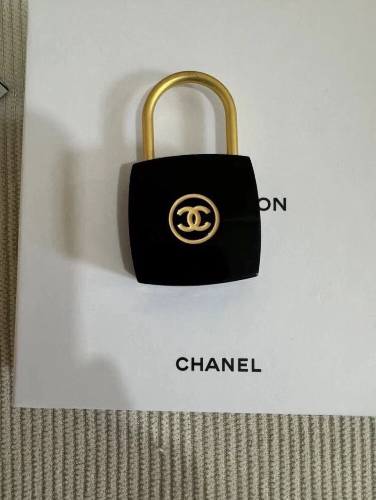 CHANEL BEAUTE La Collection 2-Pc Pad lock & Key Set Novelty GWP Black/White