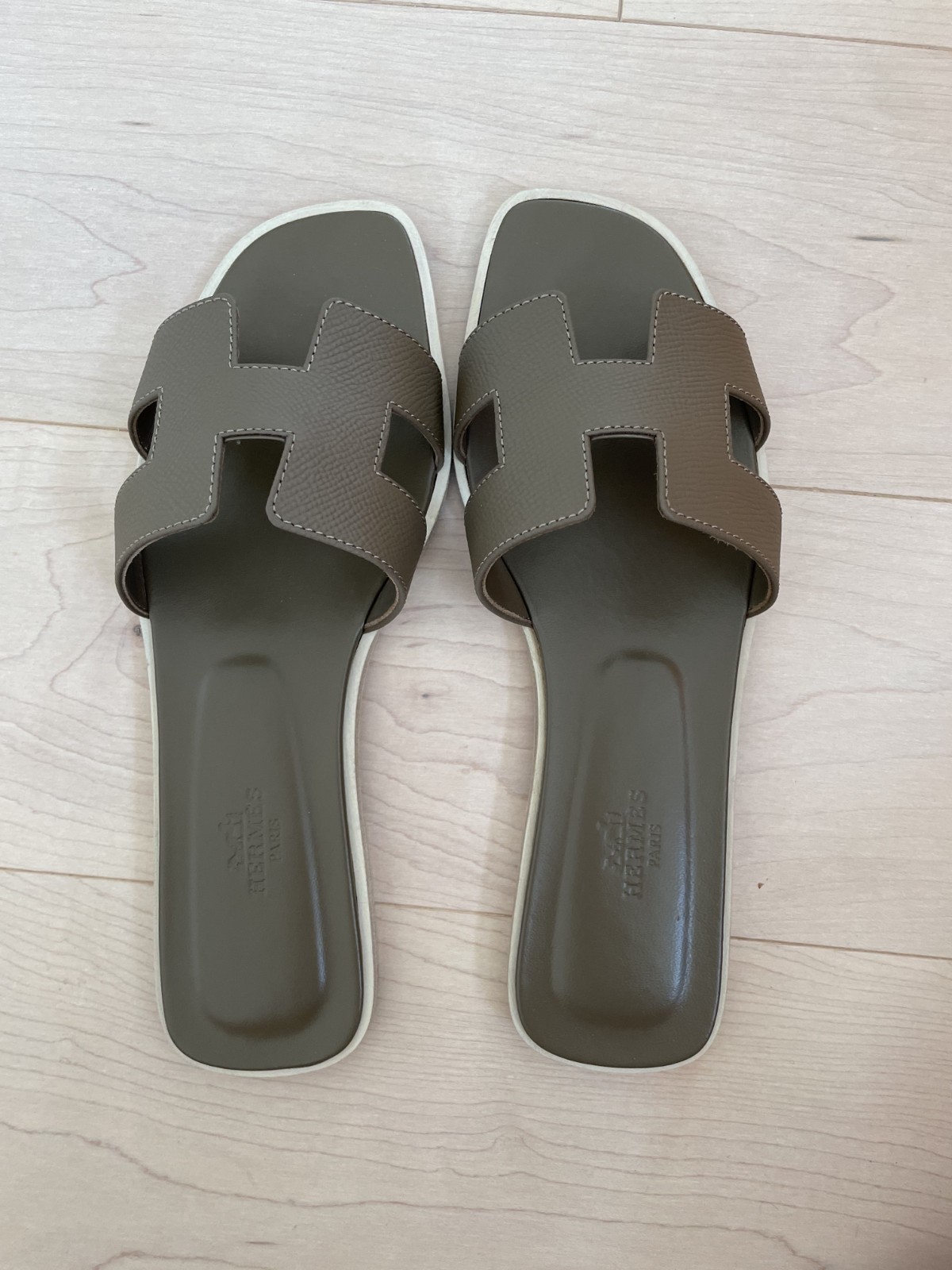 Size 38 EU Brand New Hermes Etoupe Epsom Calfskin Oran Sandals