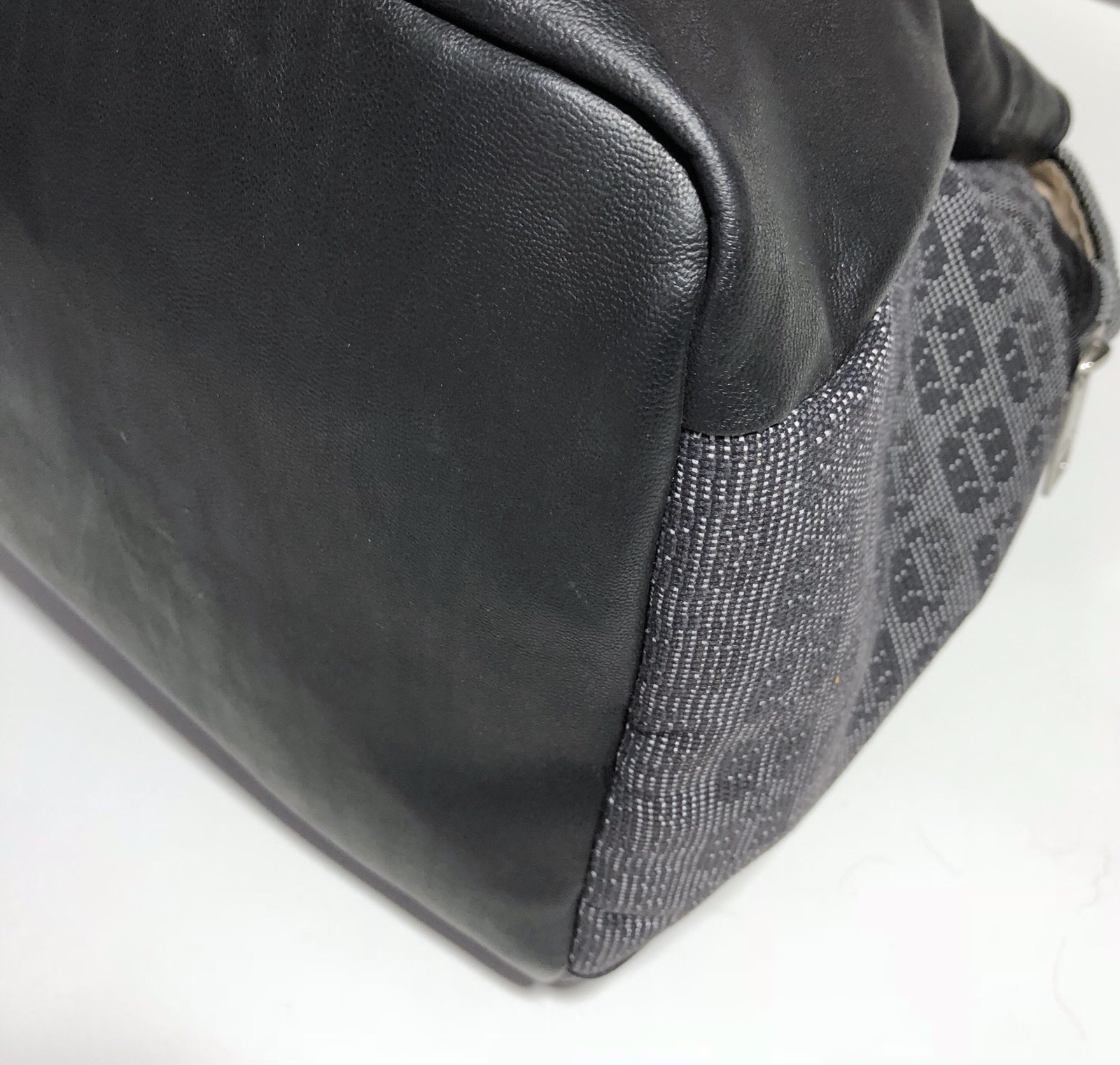 EUC Lululemon Om The Day Bag Black Reflective