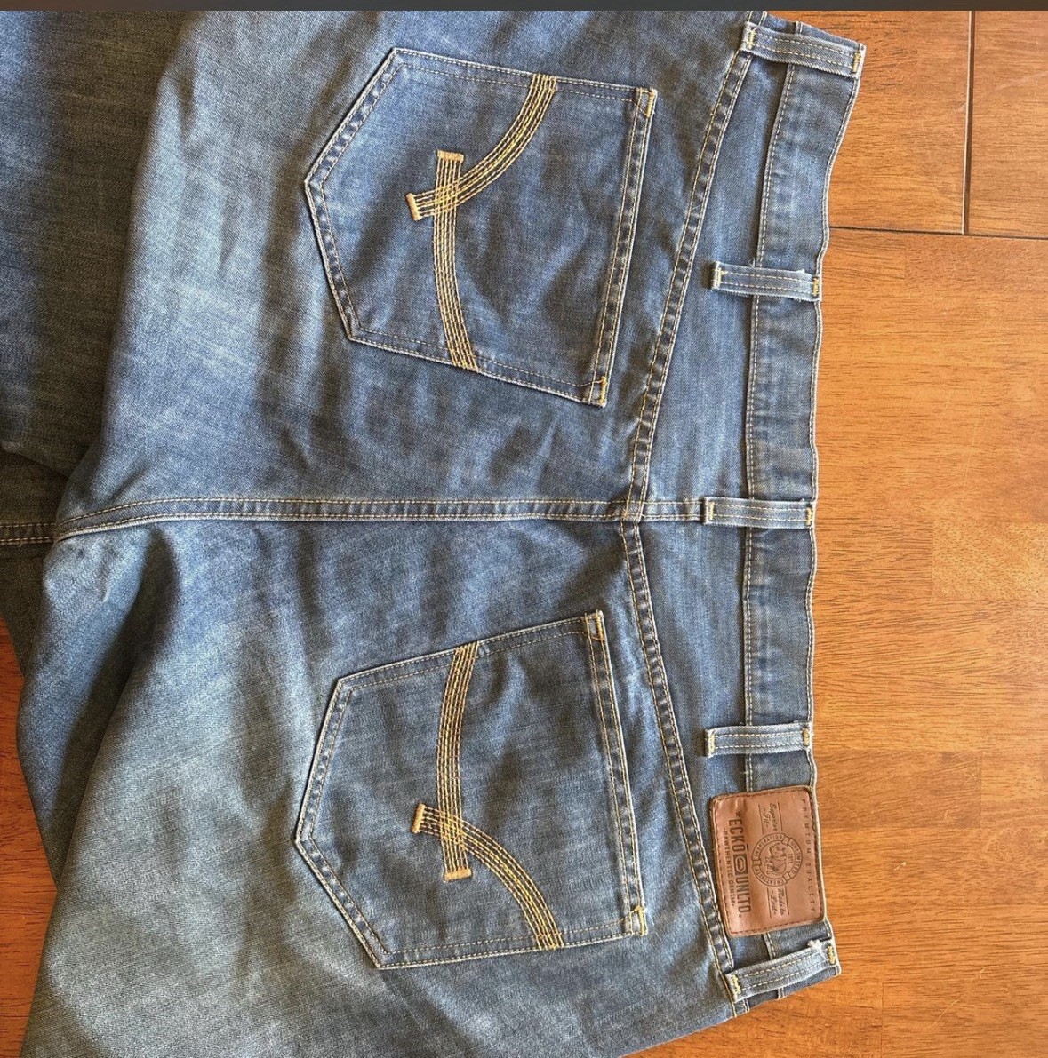 Ecko Unltd. Men’s Relaxed Fit Straight Blue Denim Jeans Medium Wash Distressed